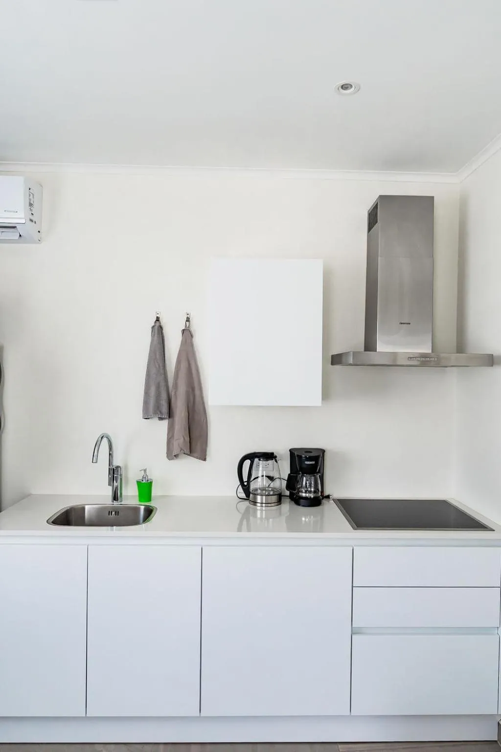 Coffee/tea facilities in The Palm Leaf Apartments