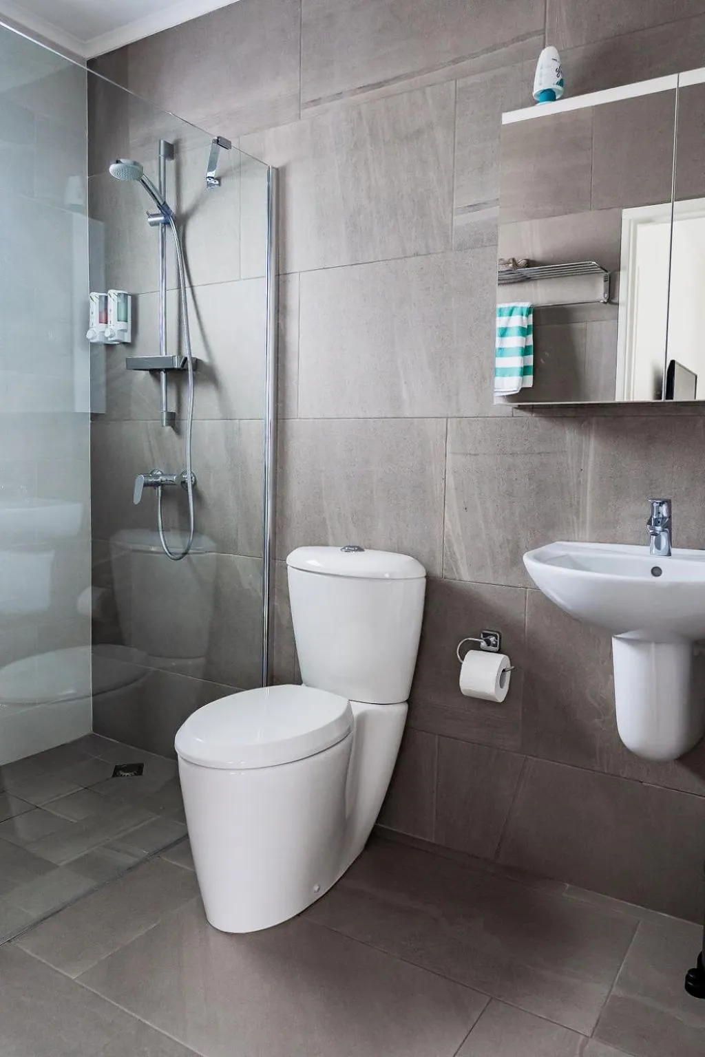 Shower in The Palm Leaf Apartments