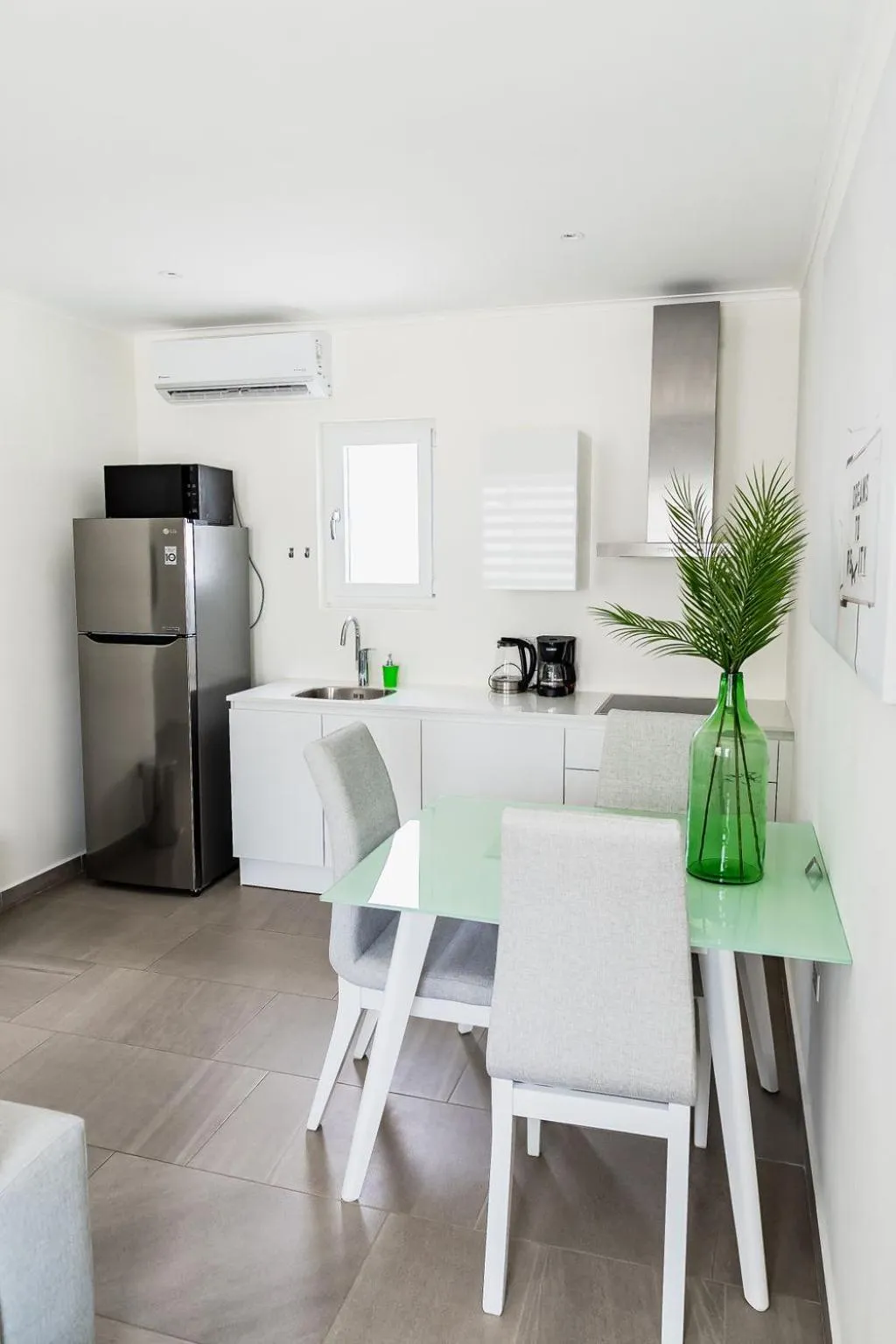 Kitchen or kitchenette in The Palm Leaf Apartments