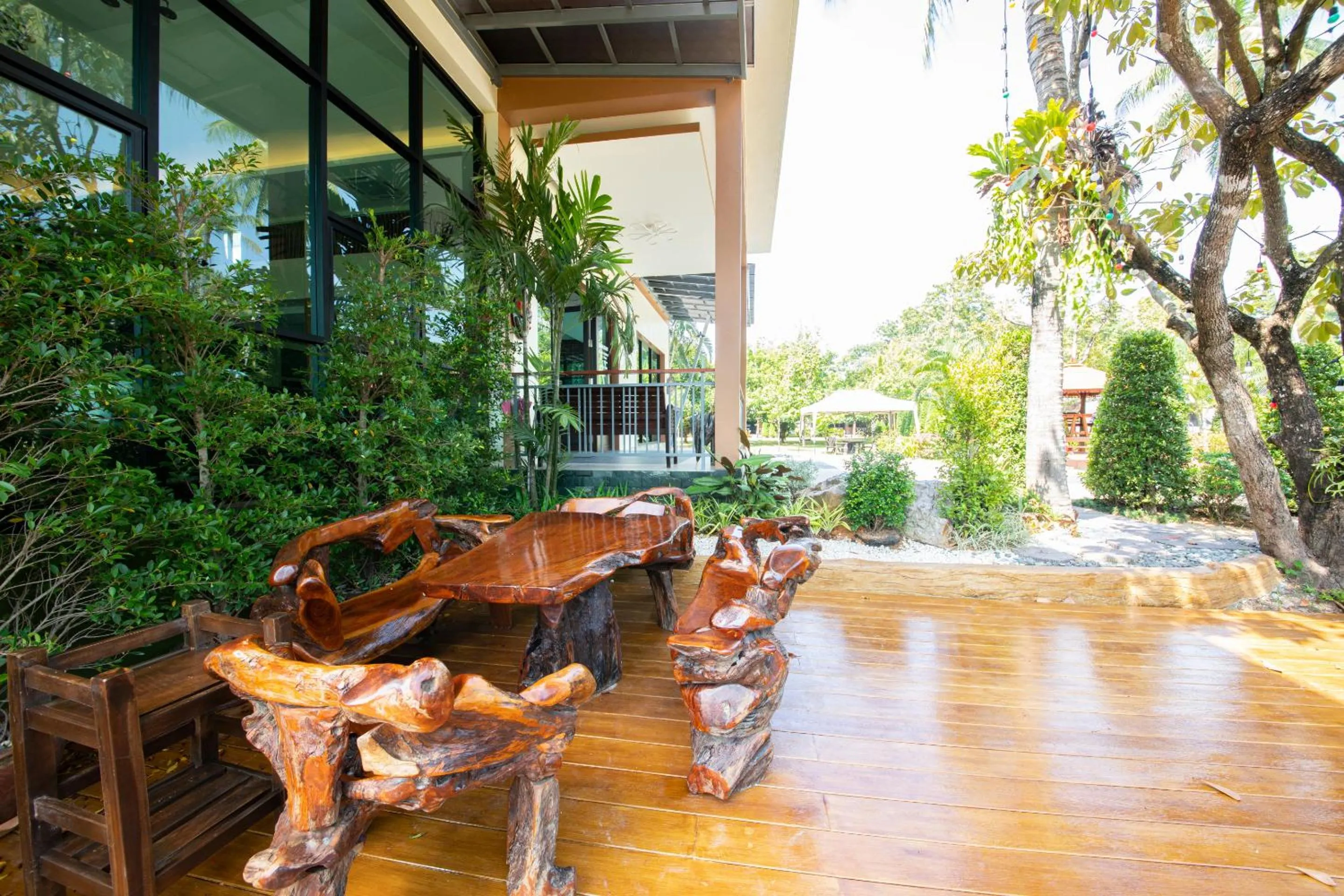 Restaurant/places to eat in Rnana Grand