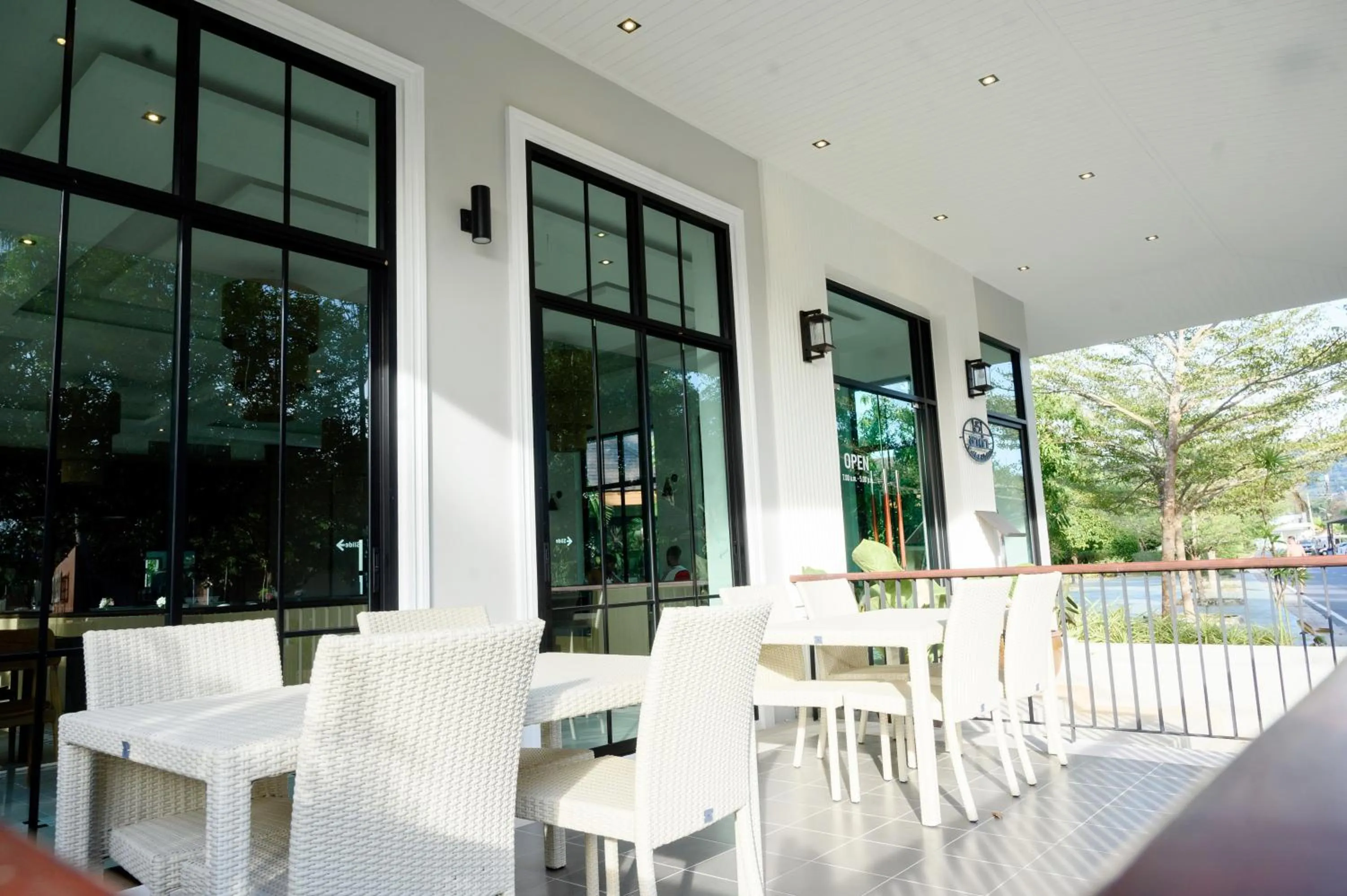 Restaurant/places to eat in Rnana Grand