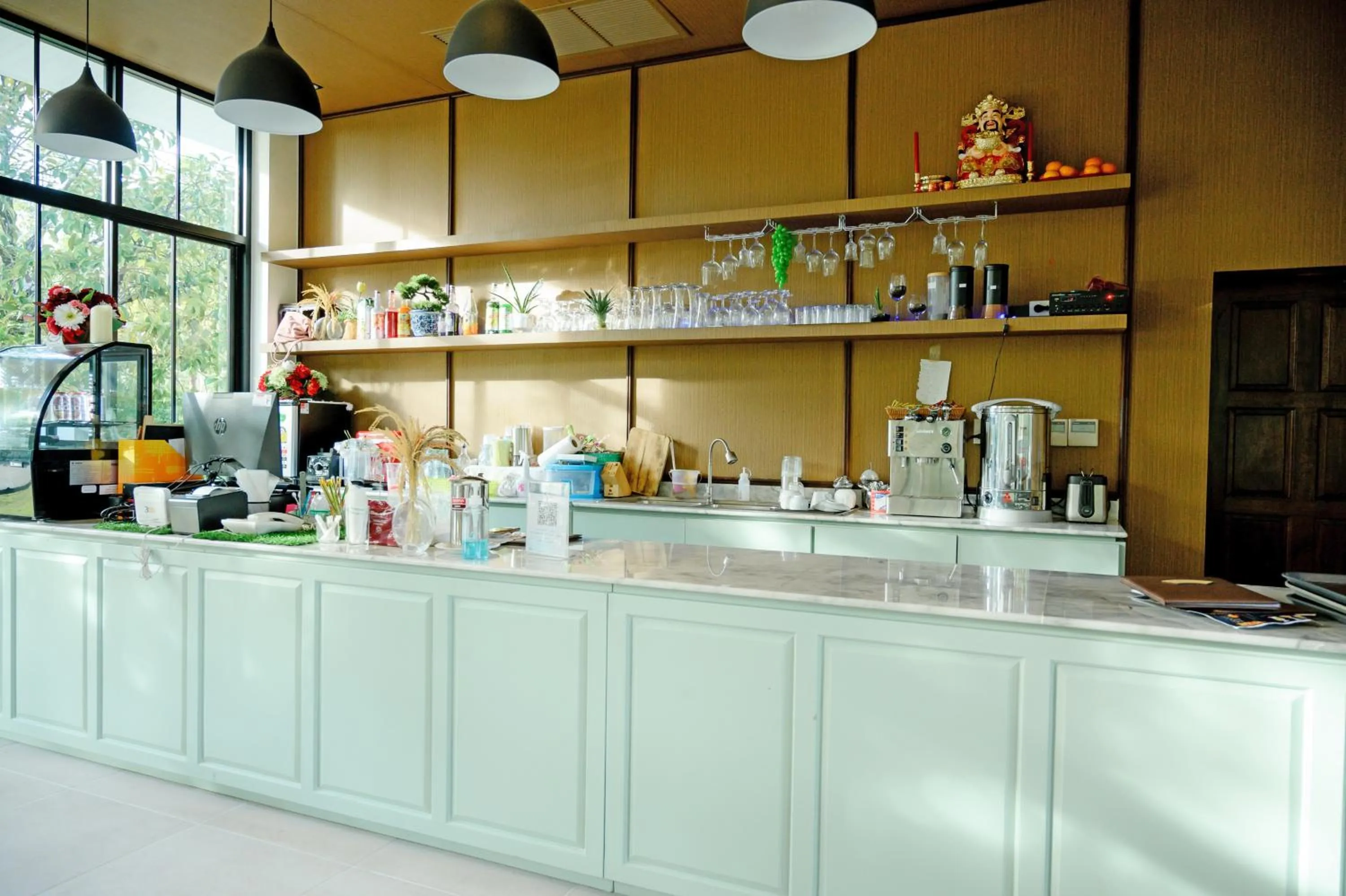 Restaurant/places to eat in Rnana Grand