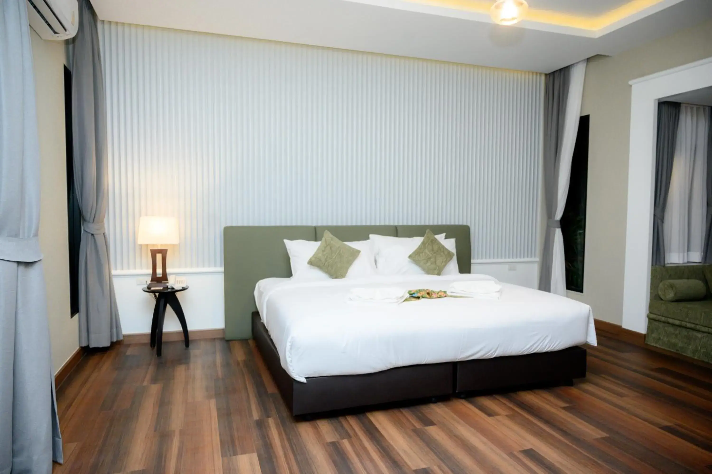 Deluxe King Room in Rnana Grand Deluxe King Room in Rnana Grand