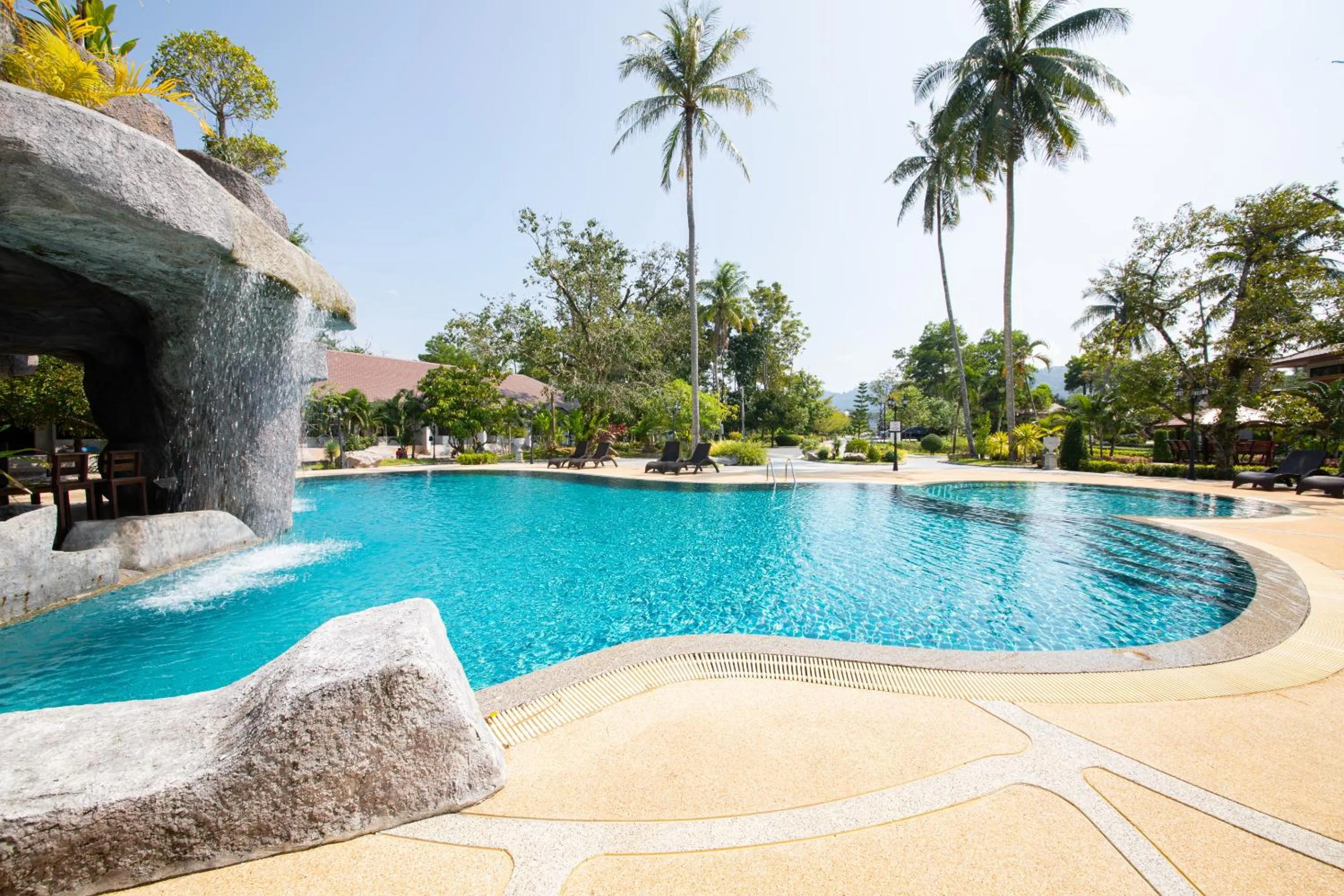 Swimming pool in Rnana Grand