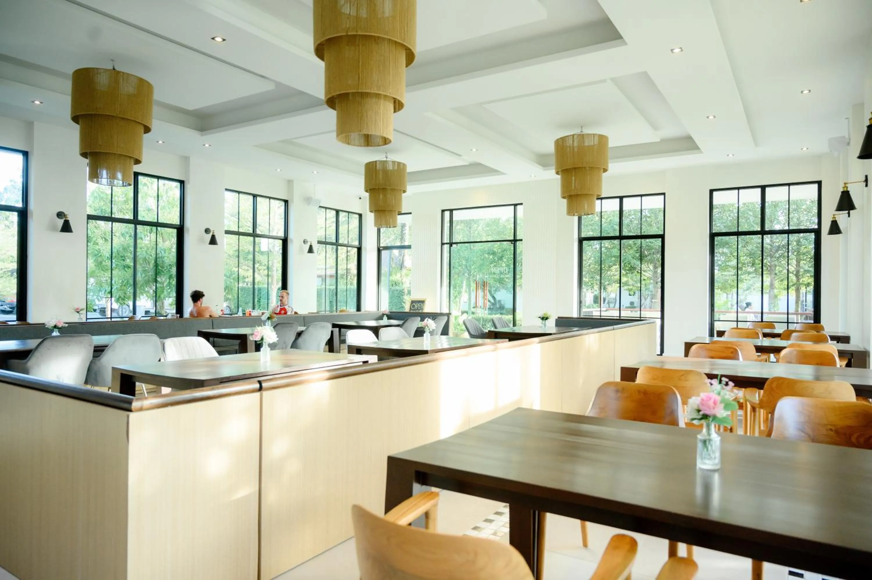 Restaurant/places to eat in Rnana Grand