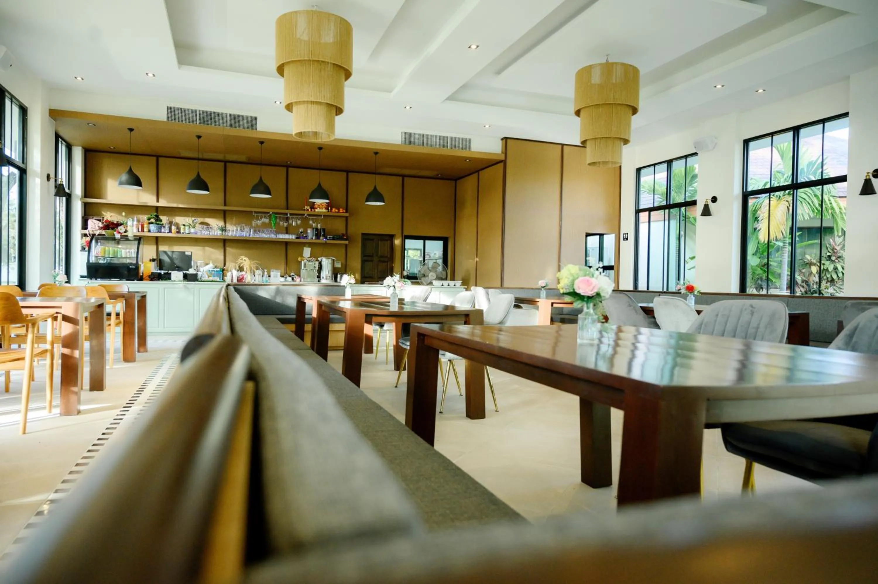 Restaurant/places to eat in Rnana Grand