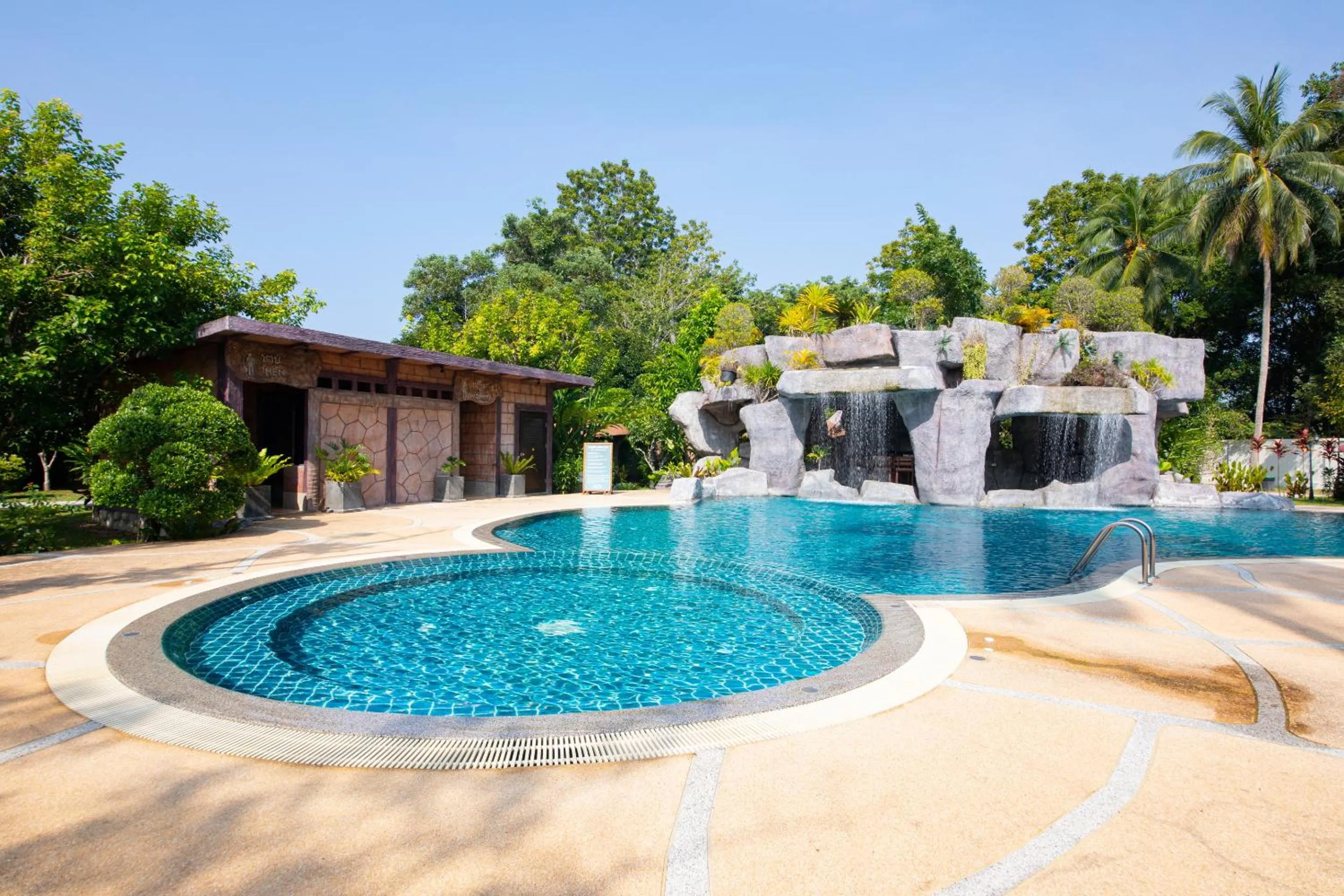 Swimming pool in Rnana Grand