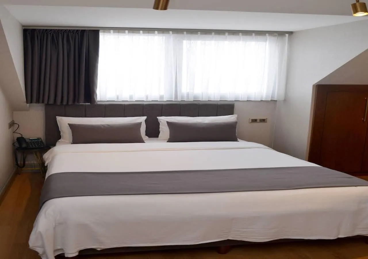 Bed in Kings Cross Hotel Istanbul