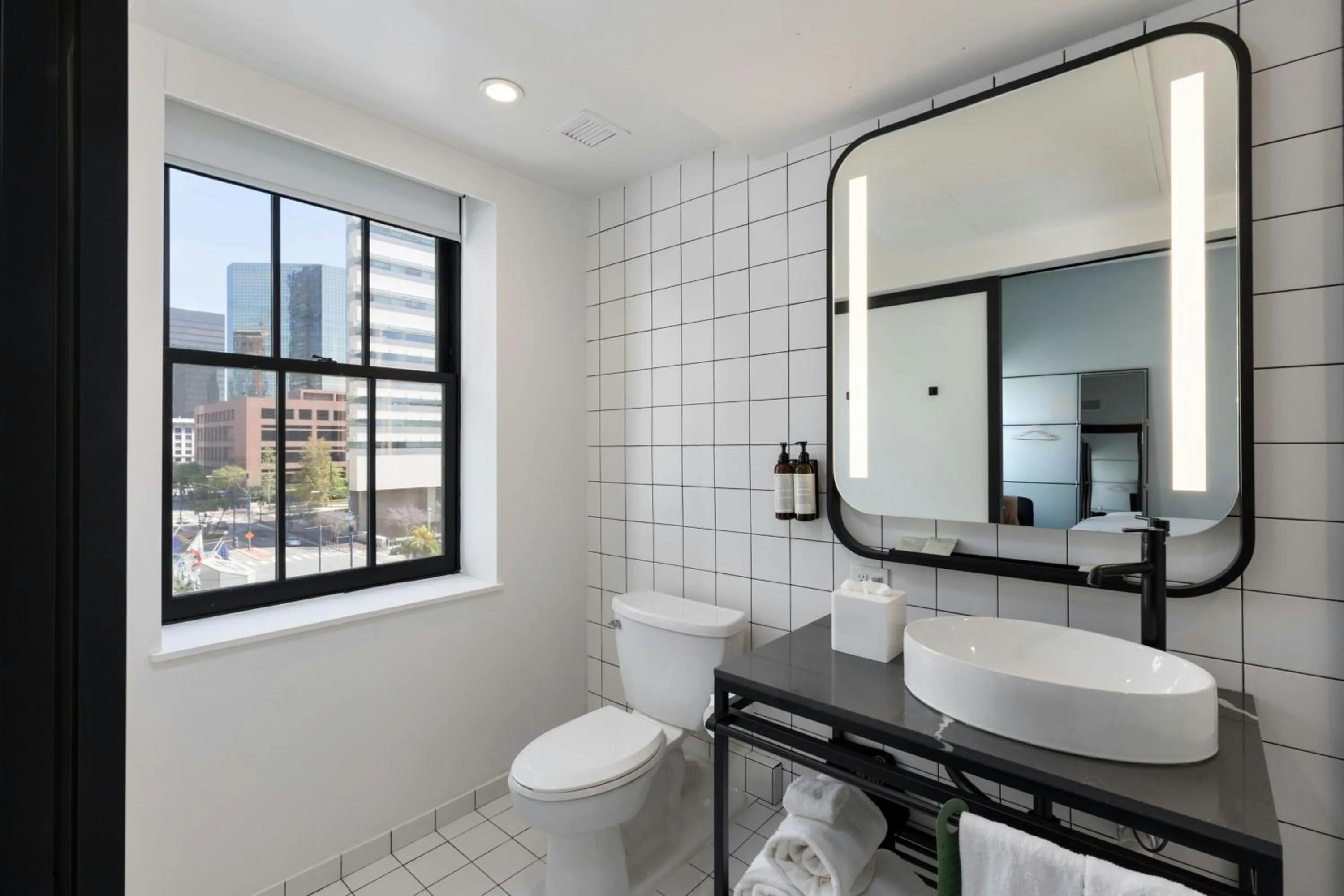 Bathroom in The Guild Hotel, San Diego Downtown, a Marriott Tribute Portfolio Hotel