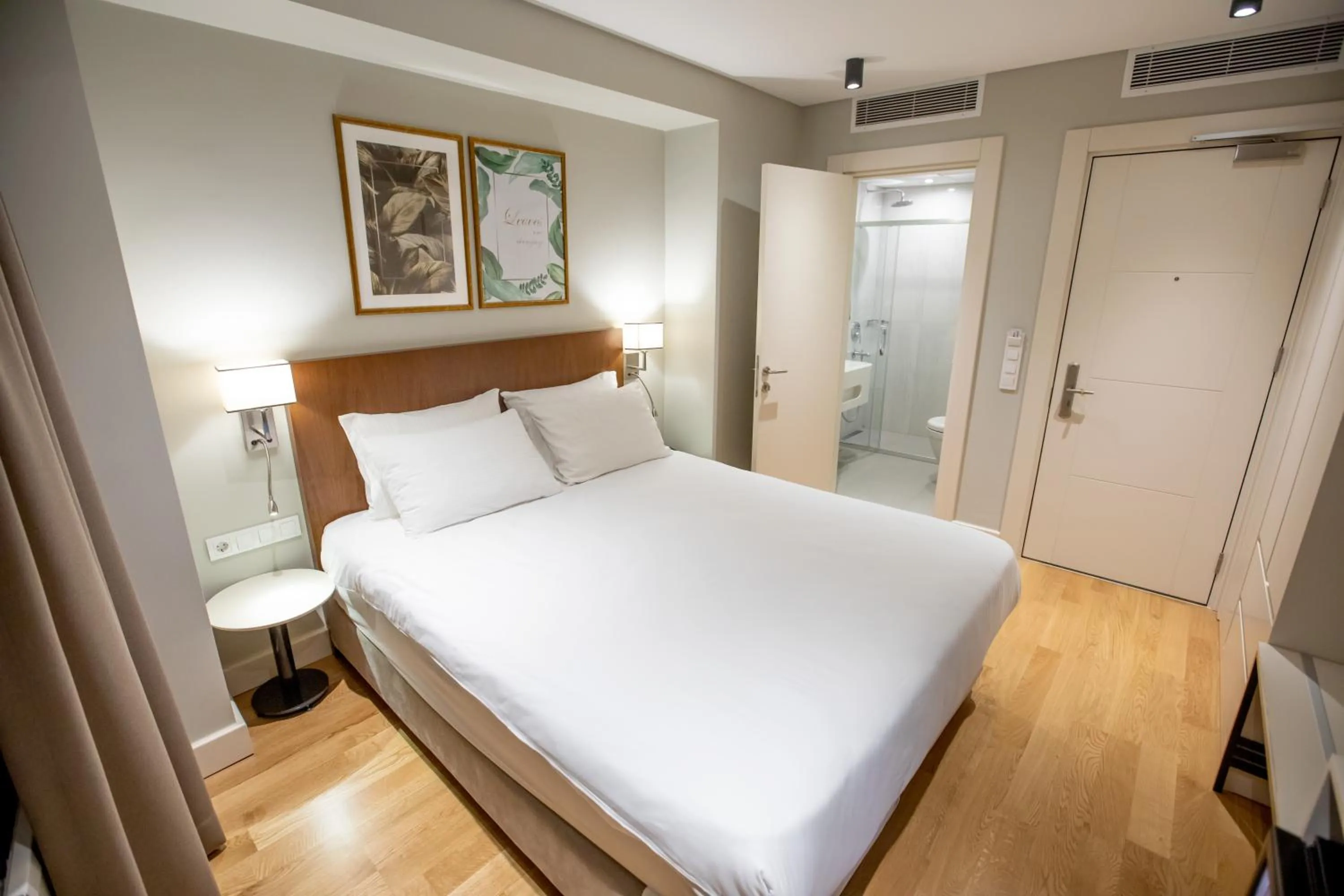 Bathroom, Bed in Suadhan Hotel