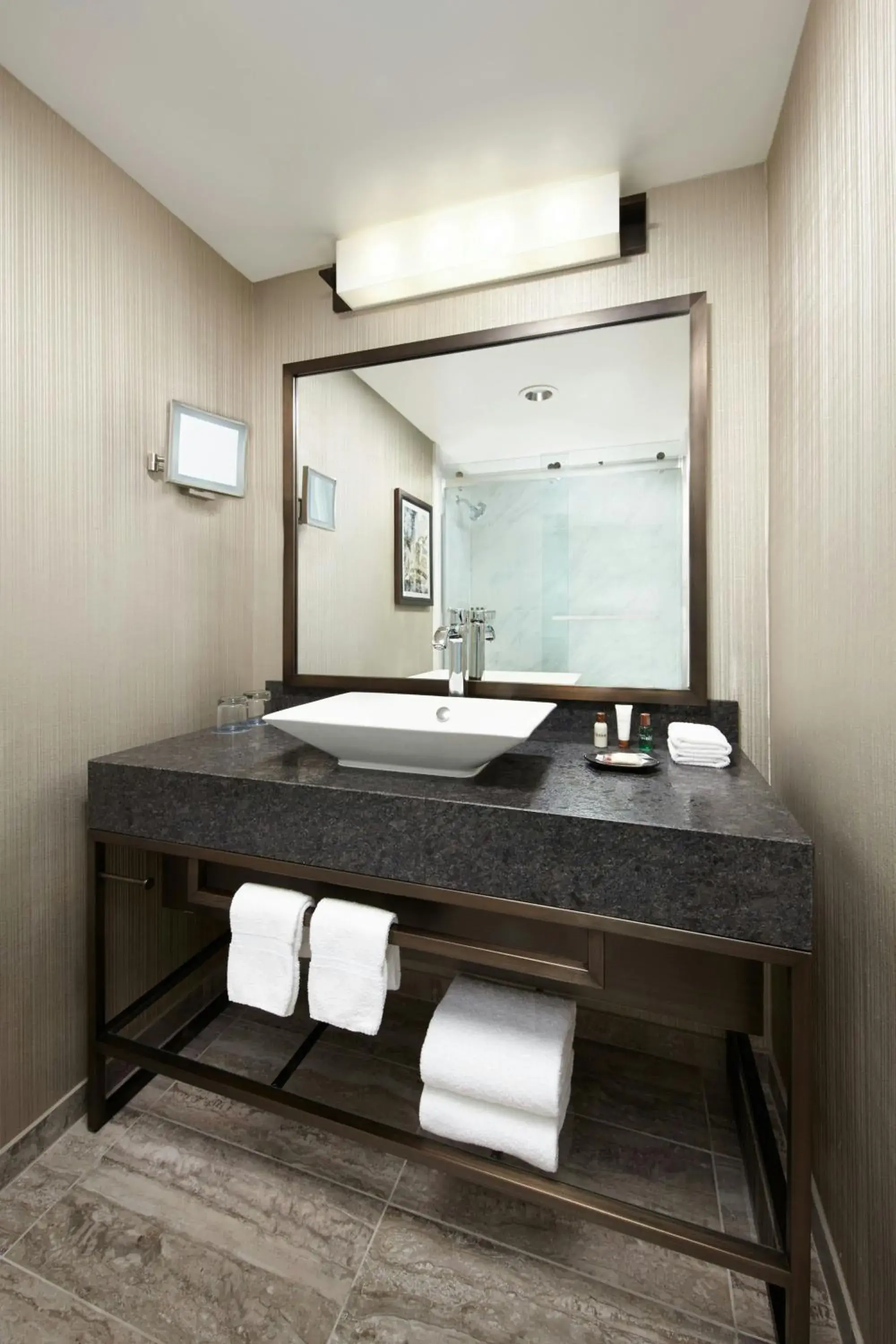 Concierge level, Guest room, 1 King, Corner room in Sheraton Gateway Los Angeles Hotel Concierge level, Guest room, 1 King, Corner room in Sheraton Gateway Los Angeles Hotel