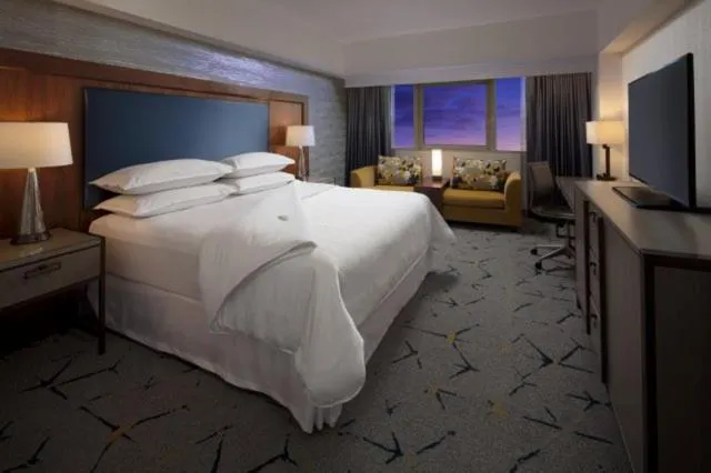 Bed in Sheraton Gateway Los Angeles Hotel