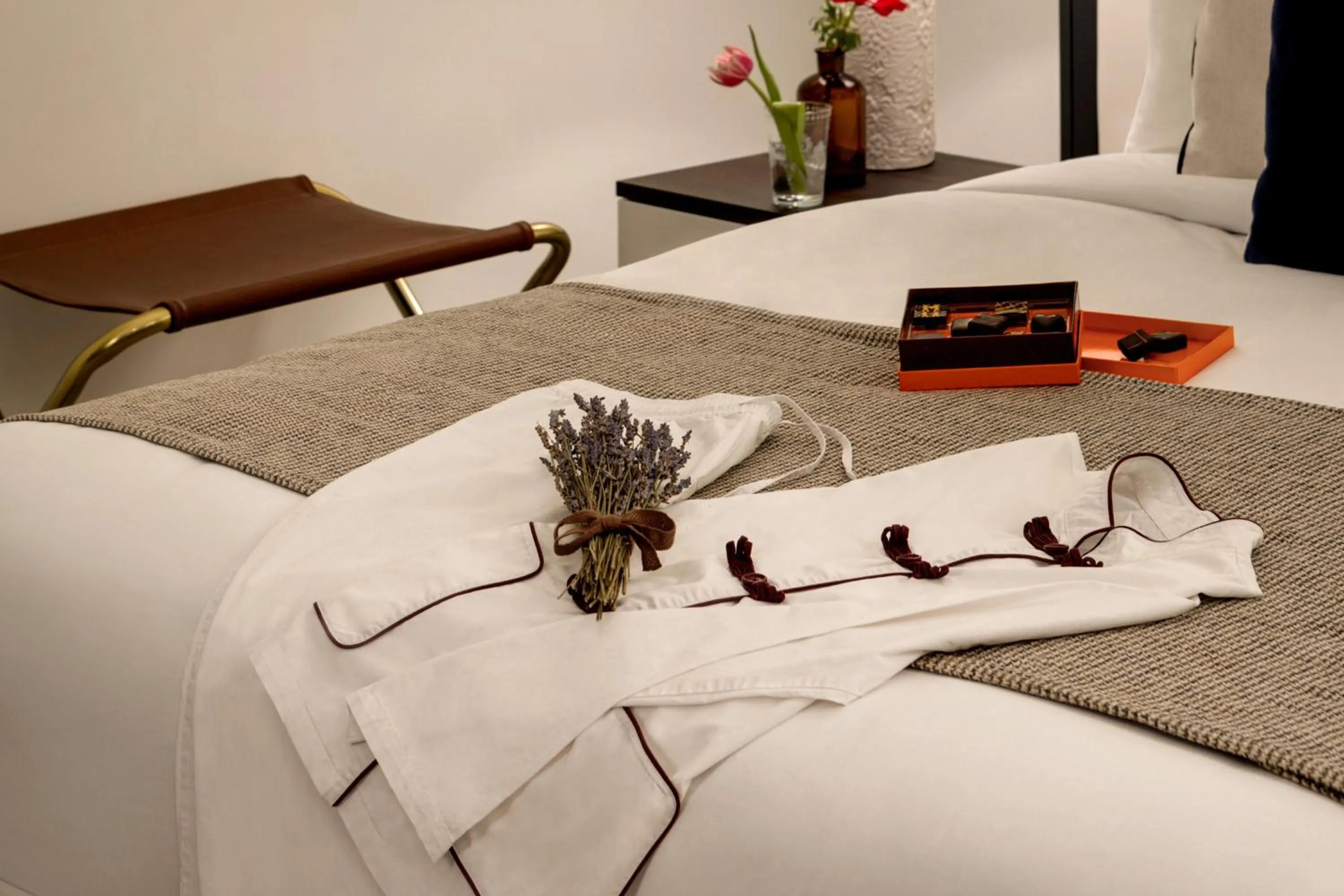 Bedroom, Bed in The Chemists Club Hotel