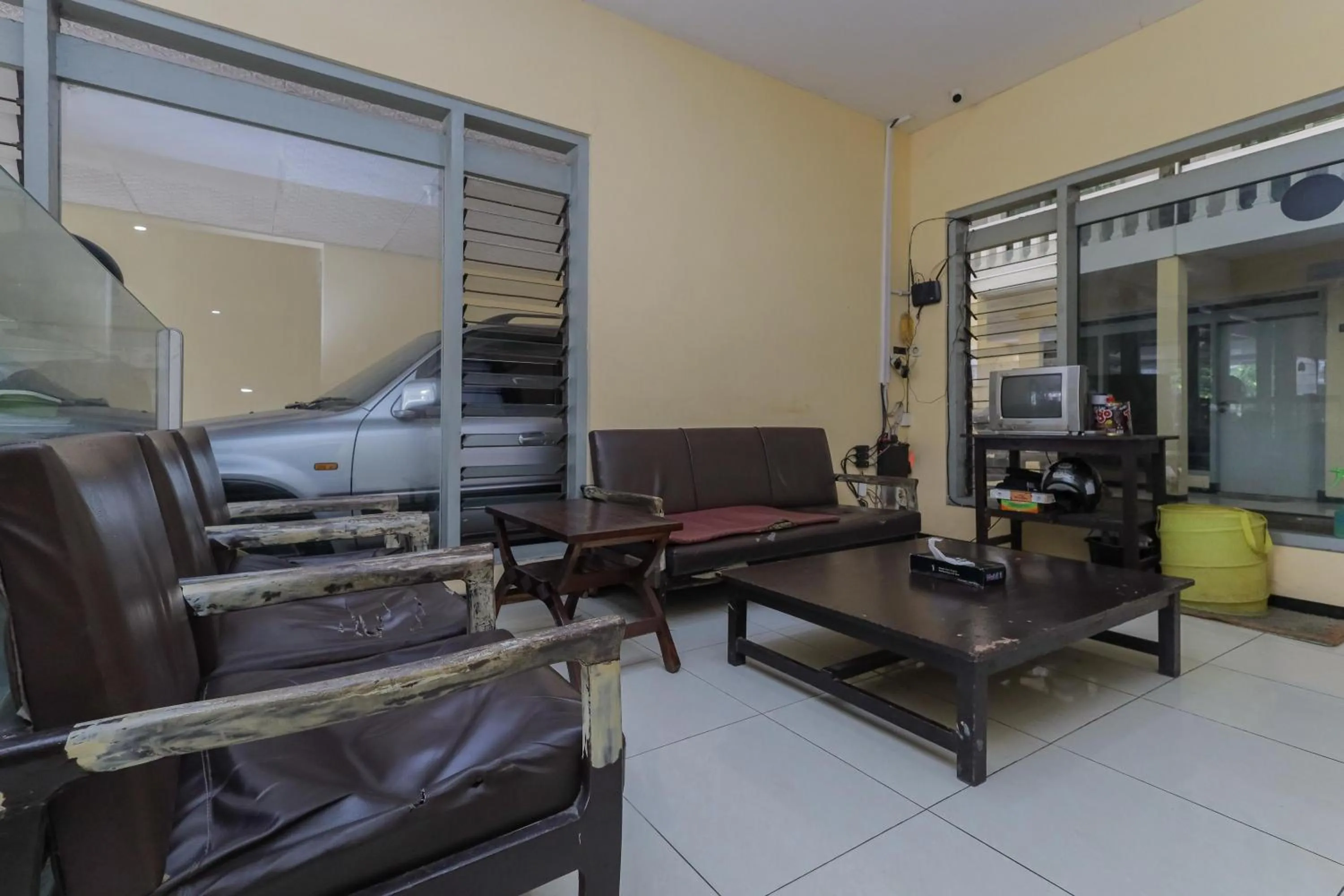 Living room in RedDoorz at CBR Residence Blimbing