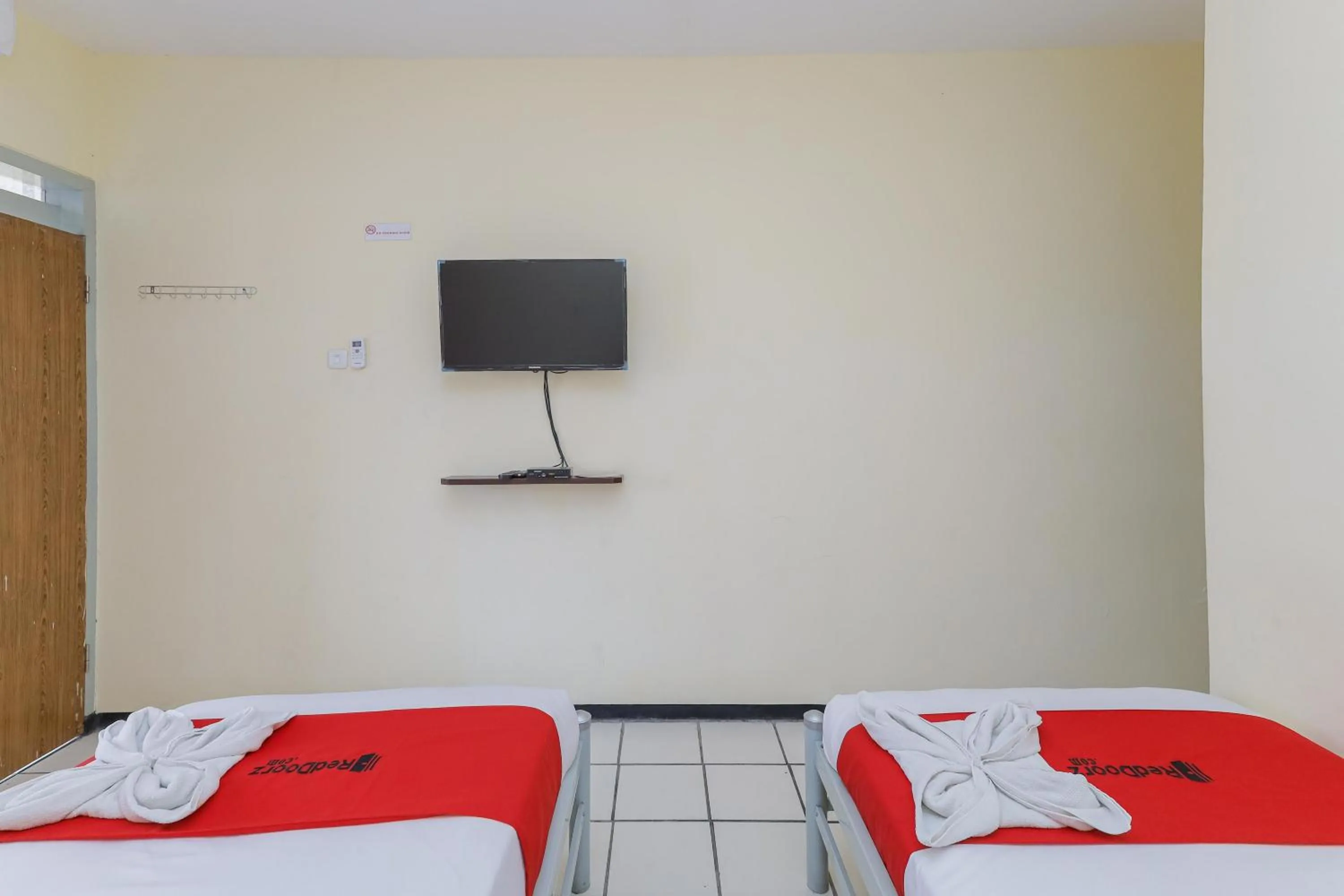 TV and multimedia, Bed in RedDoorz at CBR Residence Blimbing