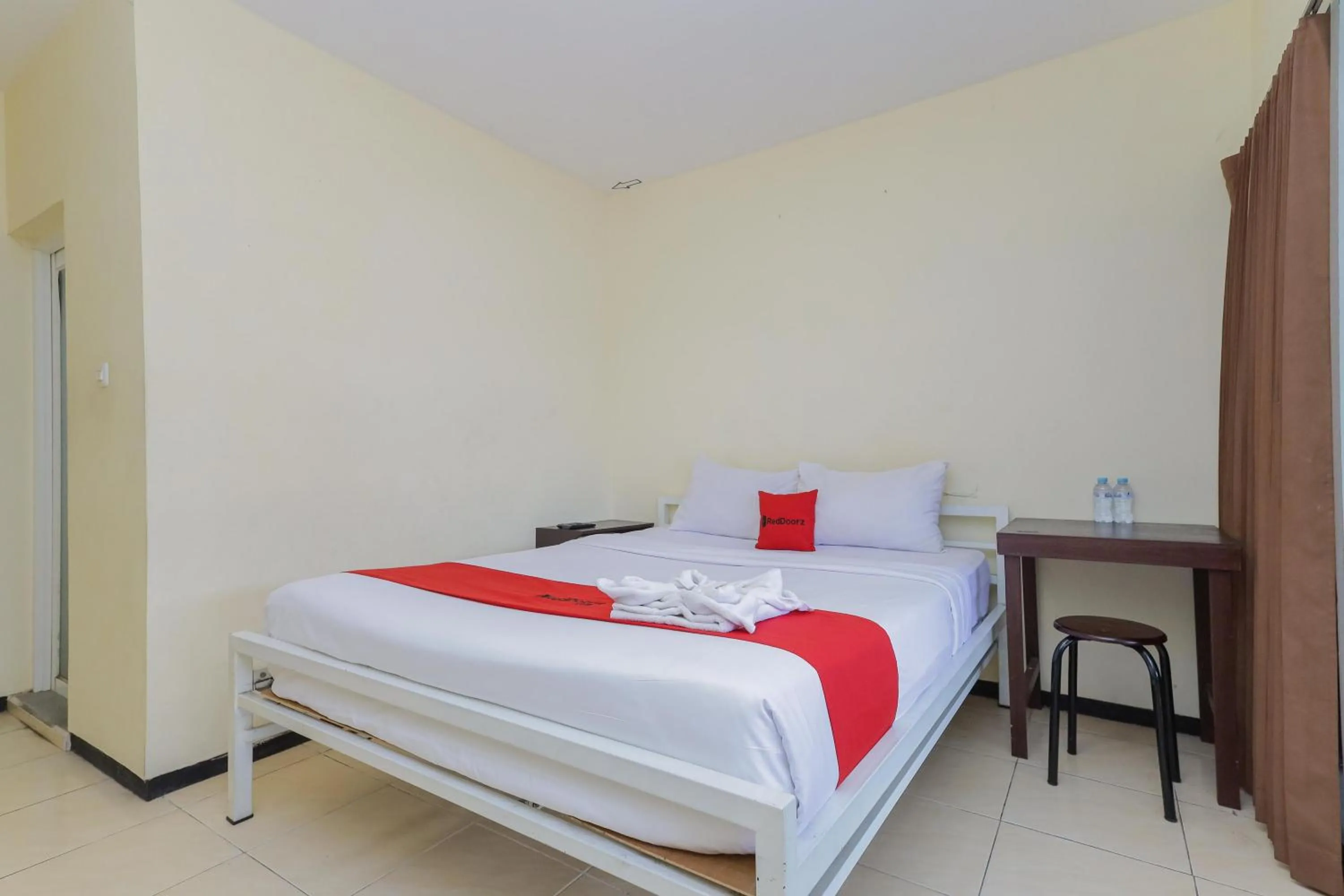 Bedroom, Bed in RedDoorz at CBR Residence Blimbing