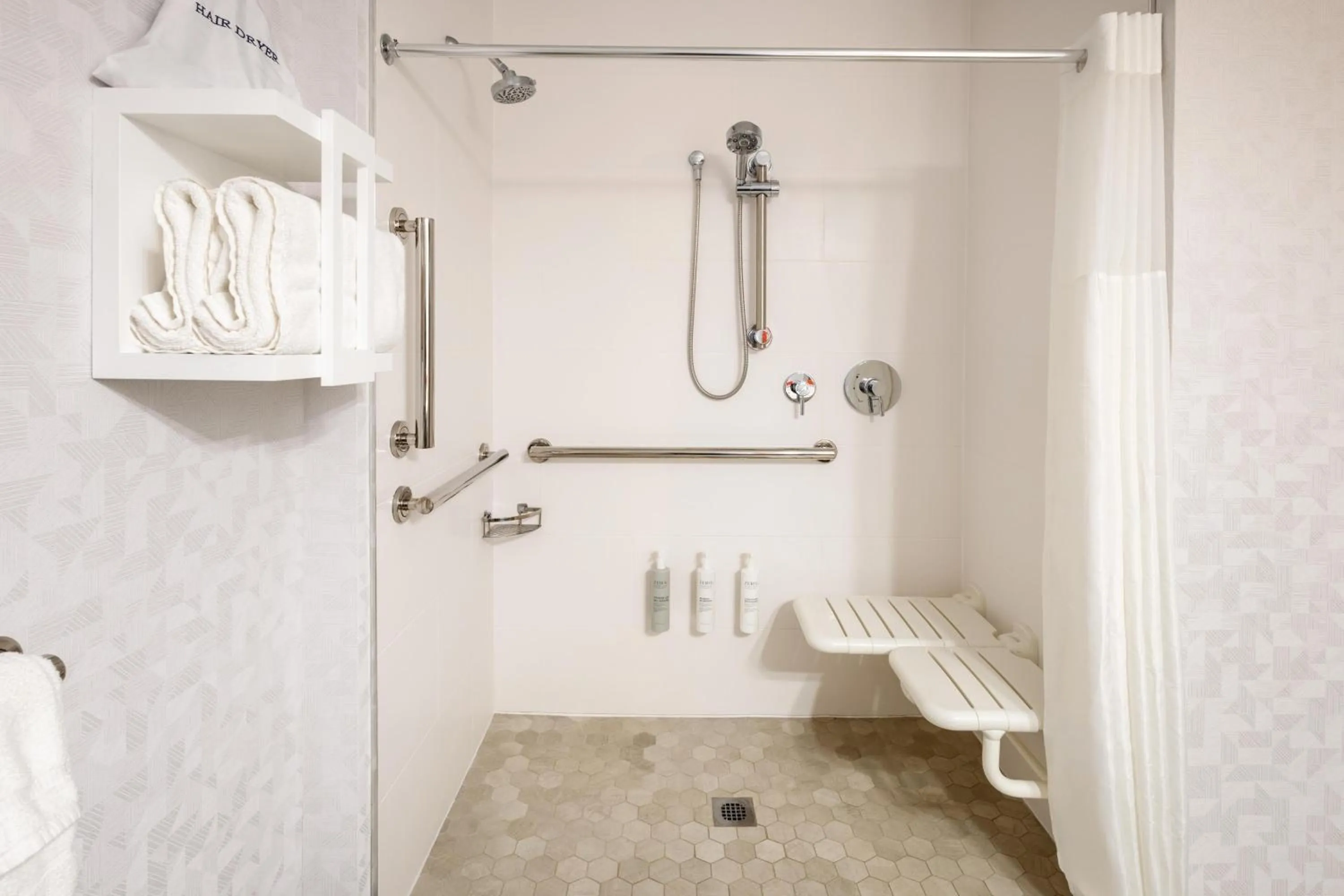 Bathroom in Hampton Inn & Suites By Hilton- Newark Airport Elizabeth