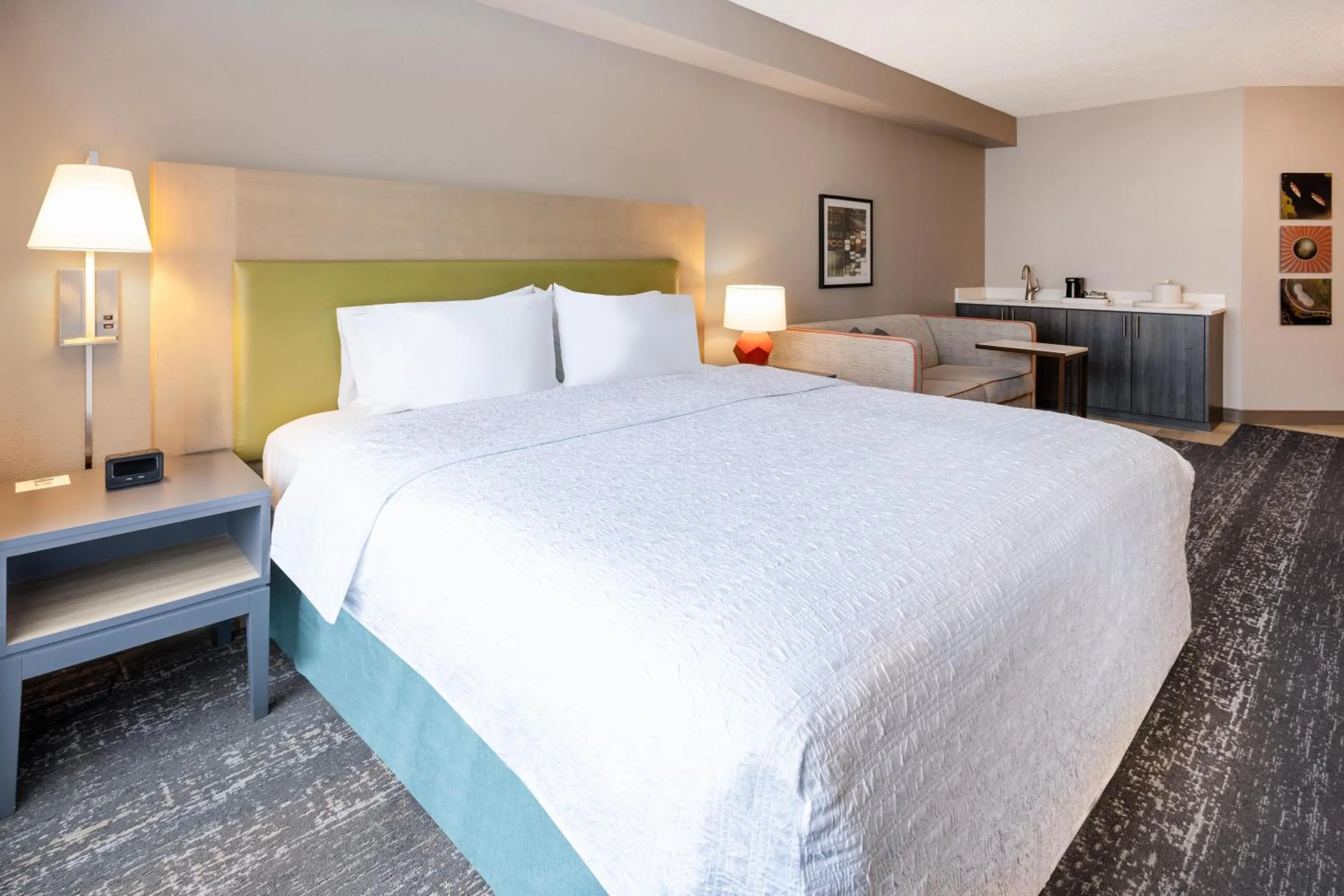 Living room, Bed in Hampton Inn & Suites By Hilton- Newark Airport Elizabeth