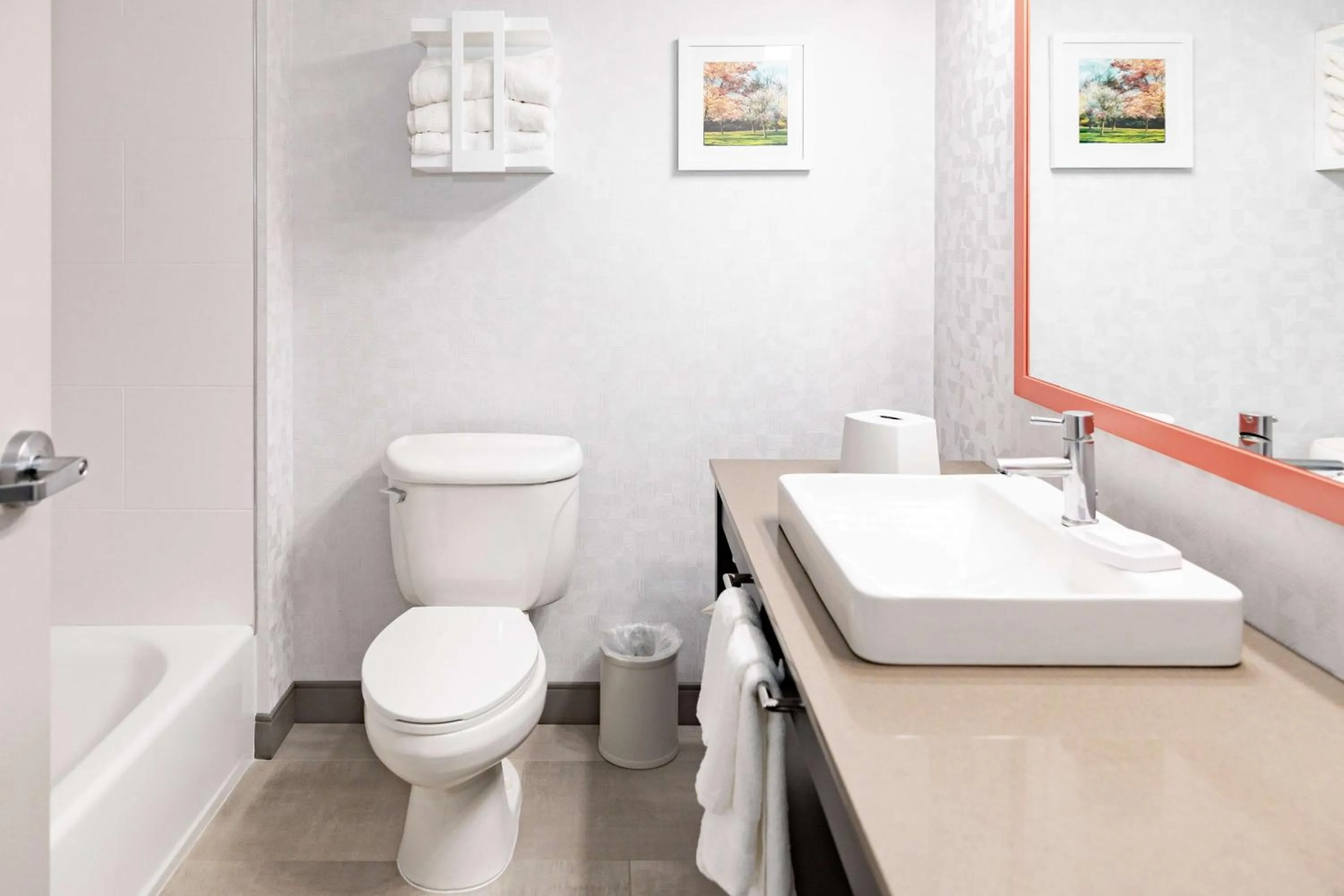 Bathroom in Hampton Inn & Suites By Hilton- Newark Airport Elizabeth