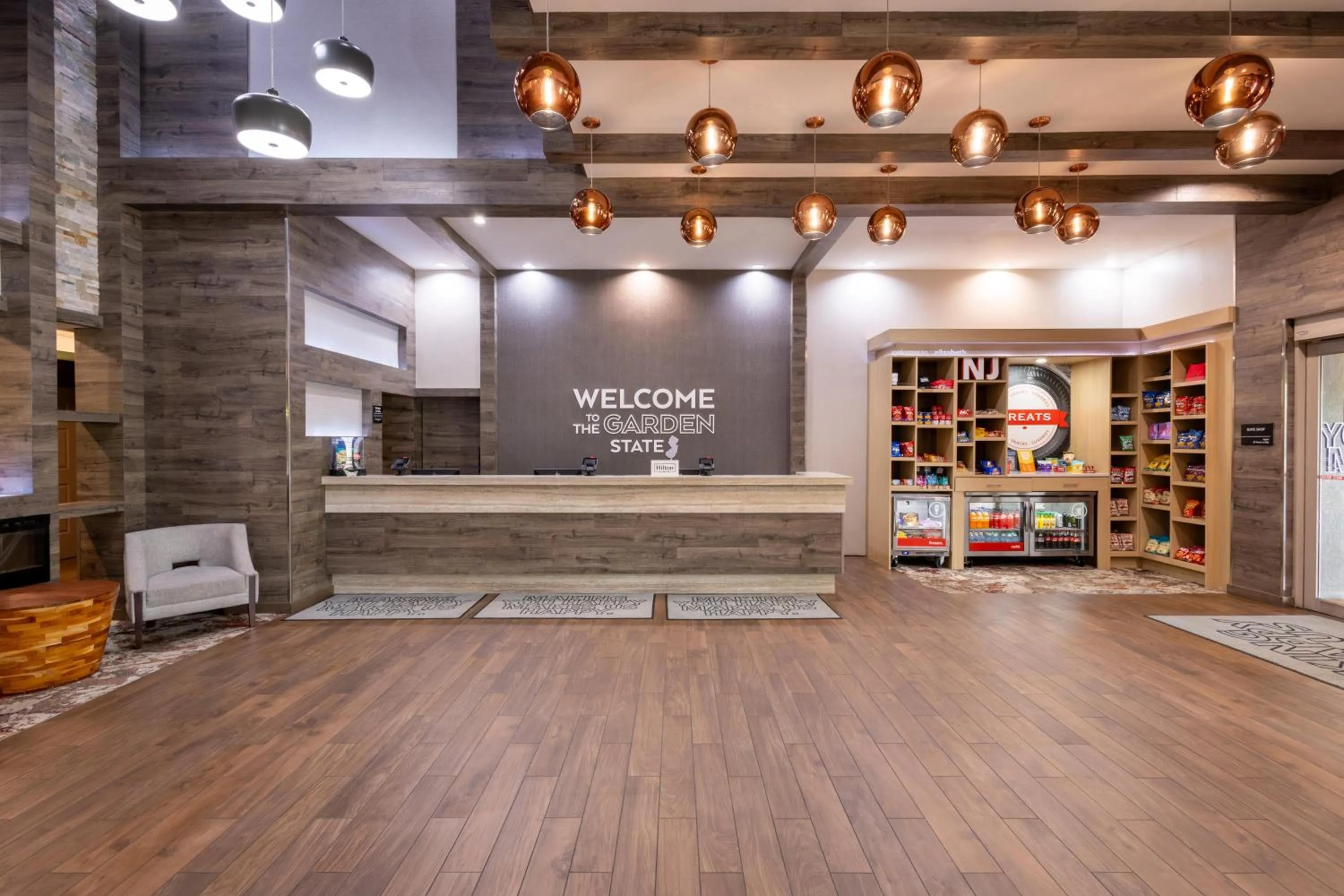 Lobby or reception in Hampton Inn & Suites By Hilton- Newark Airport Elizabeth