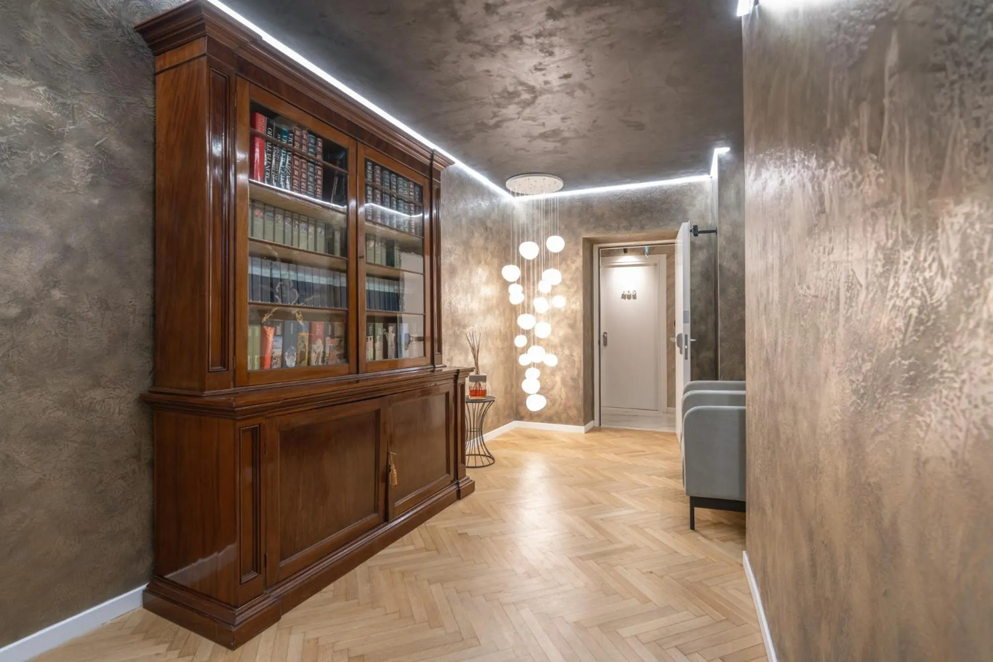 wardrobe in Hotel Caravita