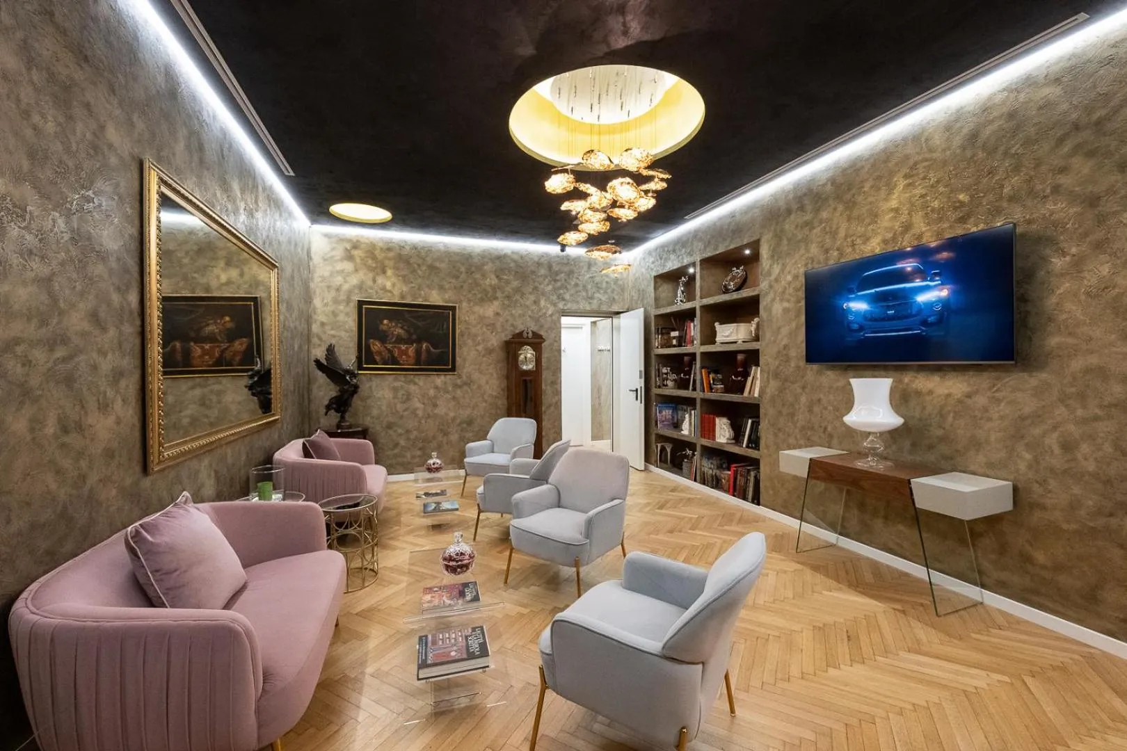 Communal lounge/ TV room in Hotel Caravita