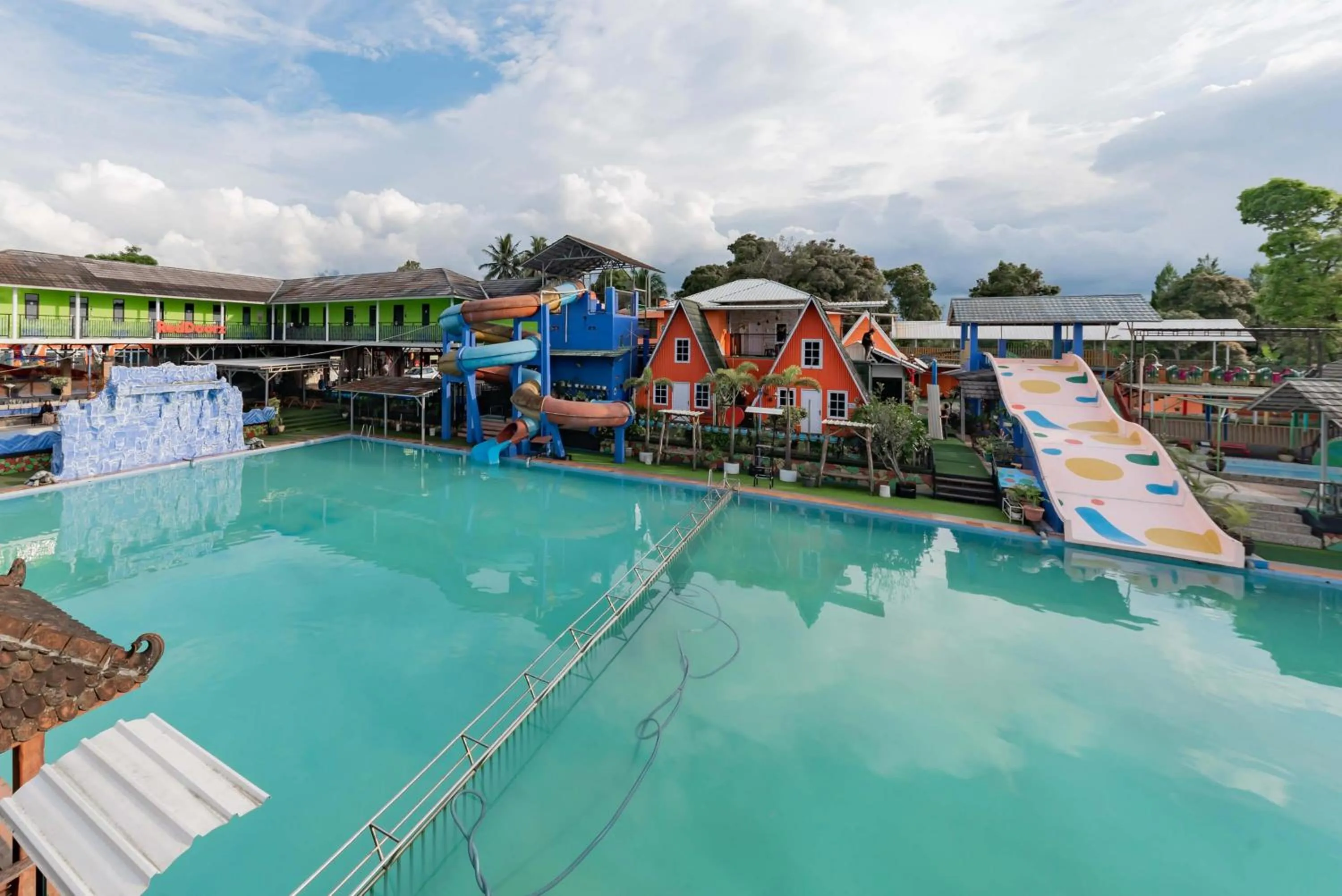 Swimming pool in RedDoorz Resort Syariah @ Jaya Tirta Abadi