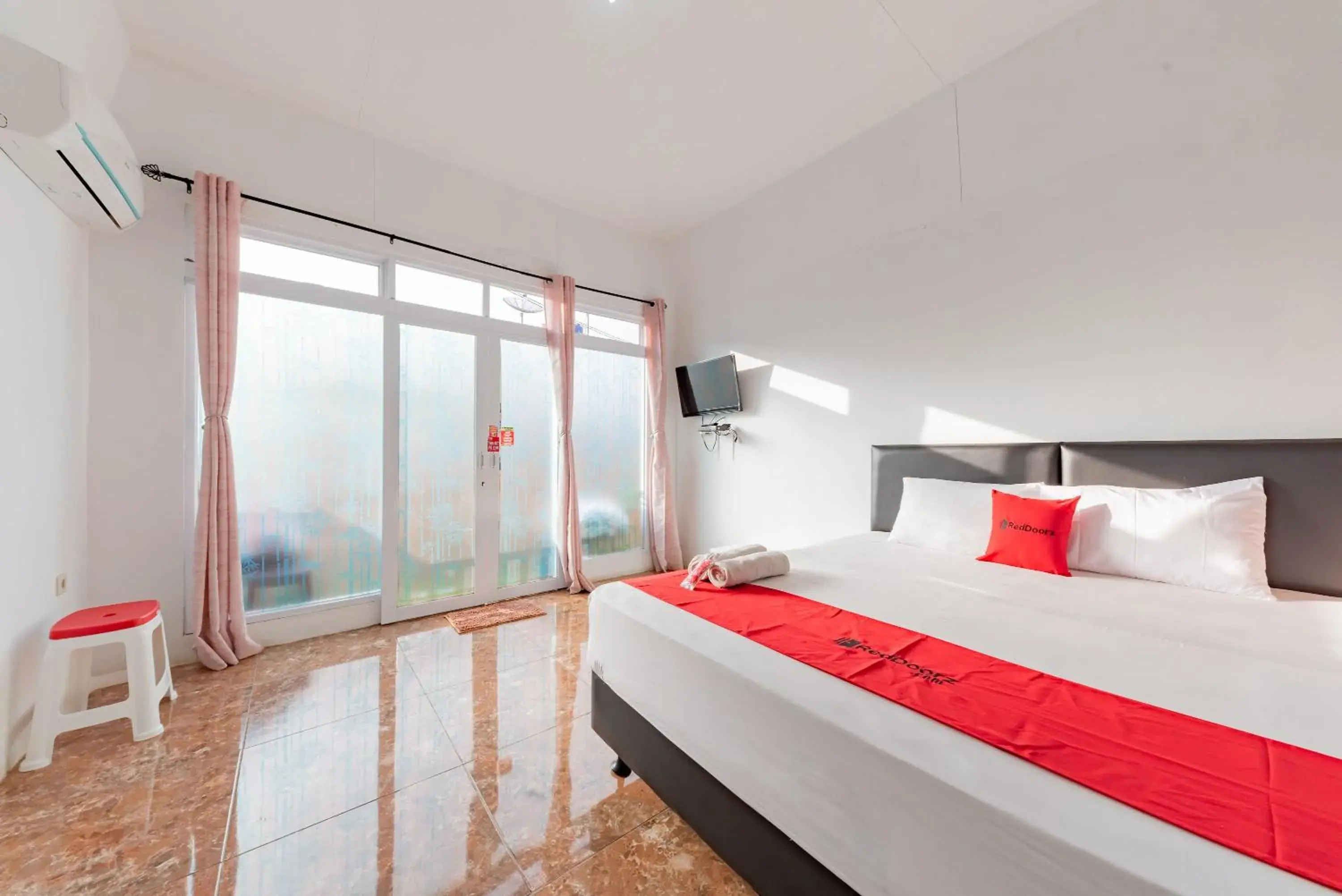 Suite in RedDoorz Resort Syariah @ Jaya Tirta Abadi Suite in RedDoorz Resort Syariah @ Jaya Tirta Abadi