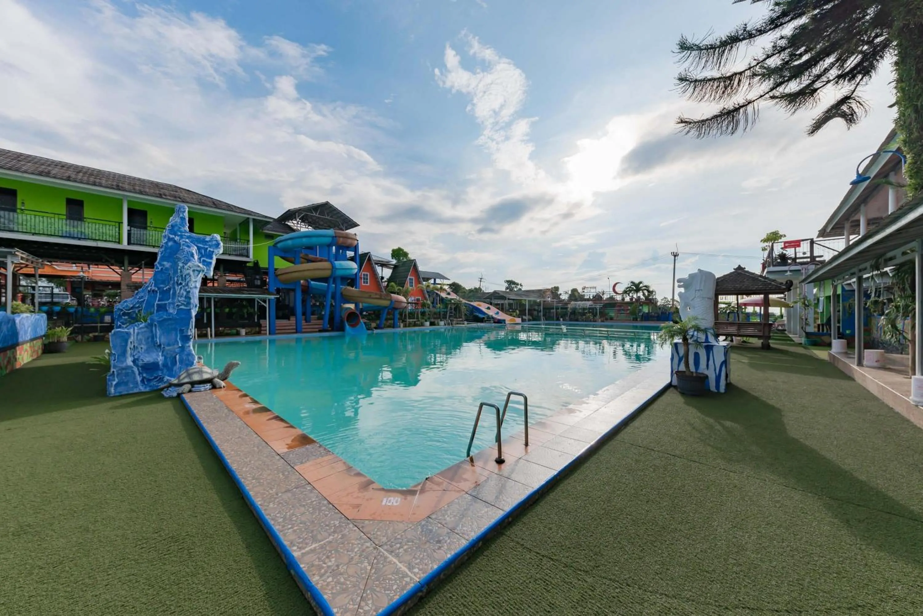 Swimming pool in RedDoorz Resort Syariah @ Jaya Tirta Abadi