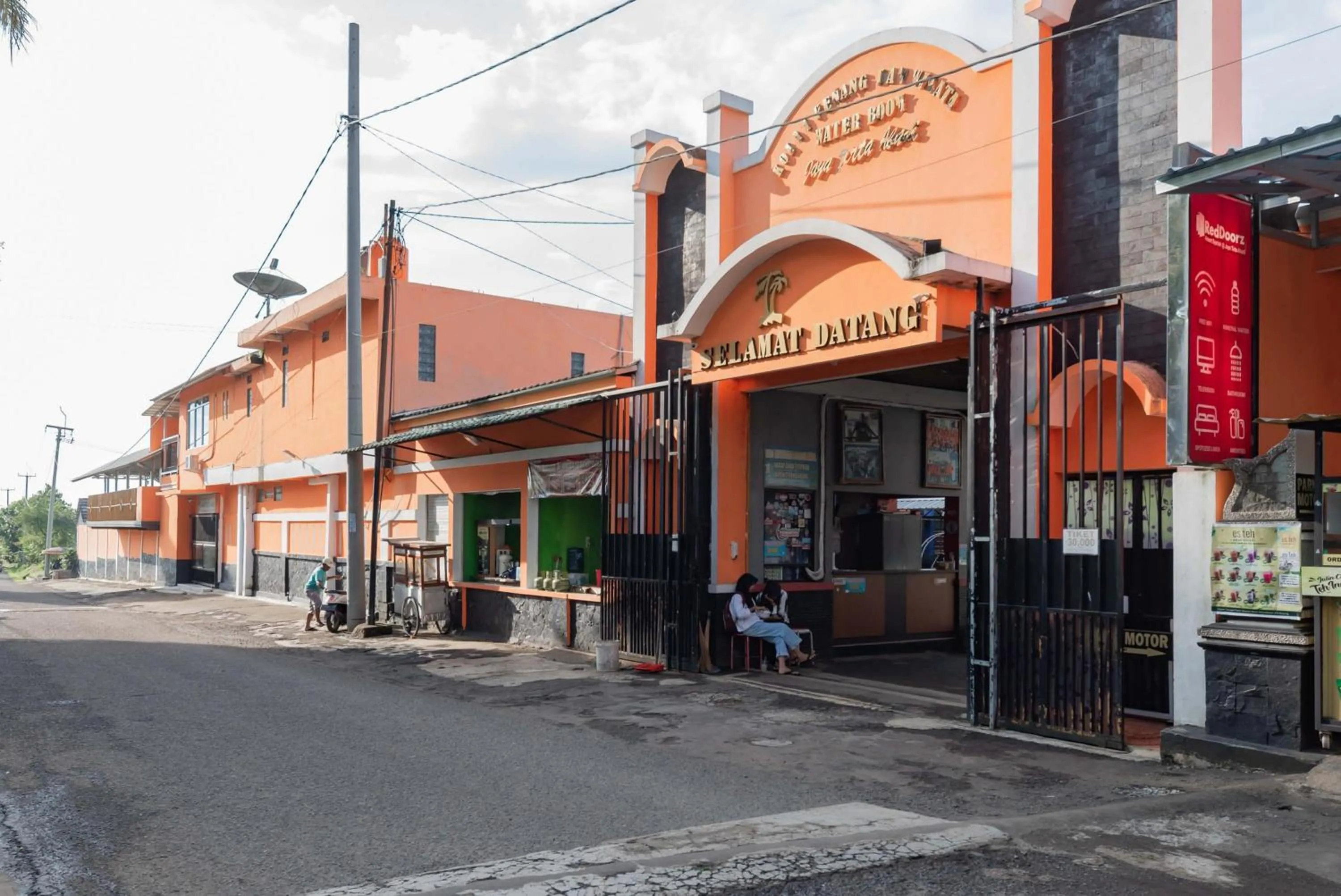Facade/entrance in RedDoorz Resort Syariah @ Jaya Tirta Abadi