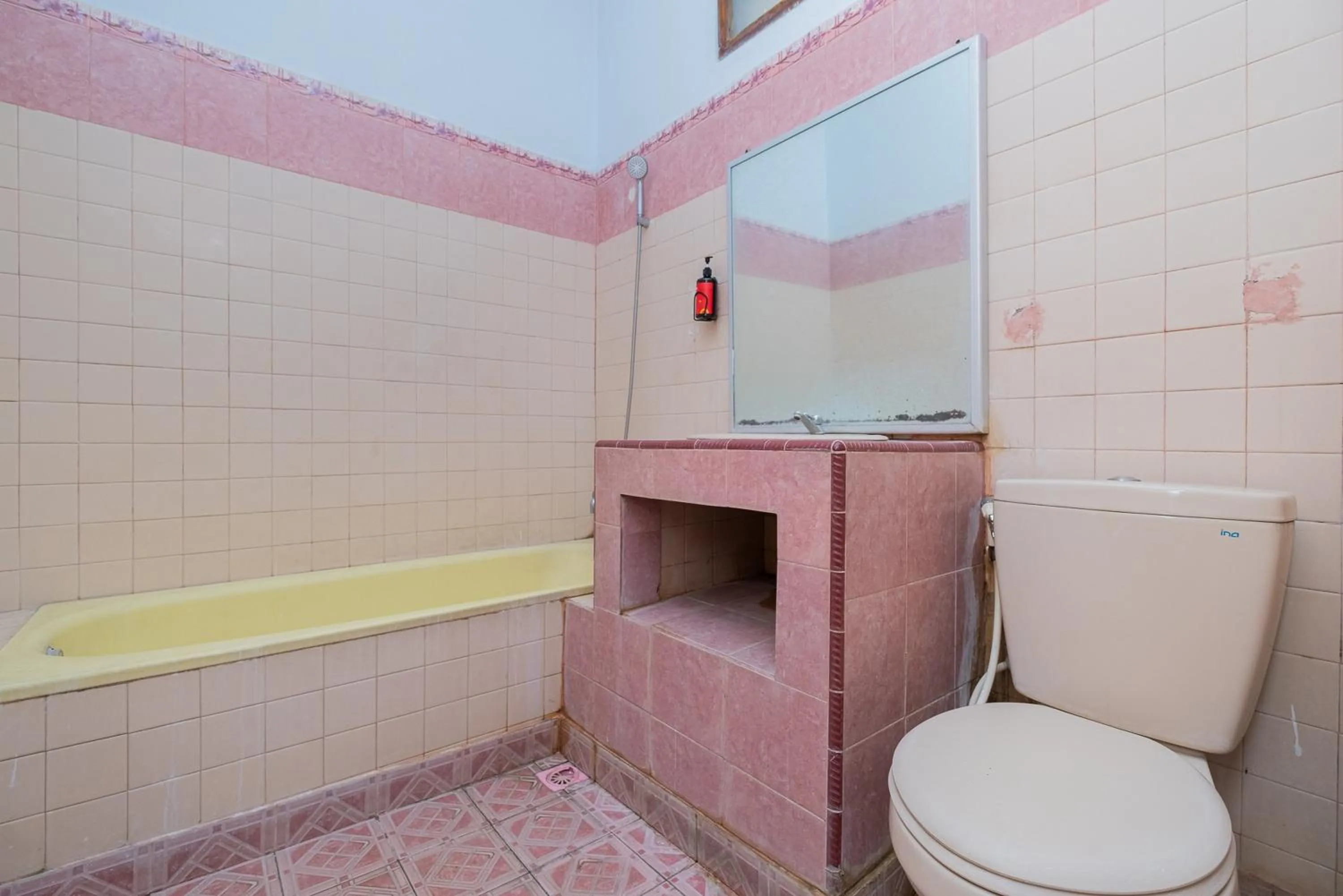 Bathroom in RedDoorz near Bojonegoro Train Station