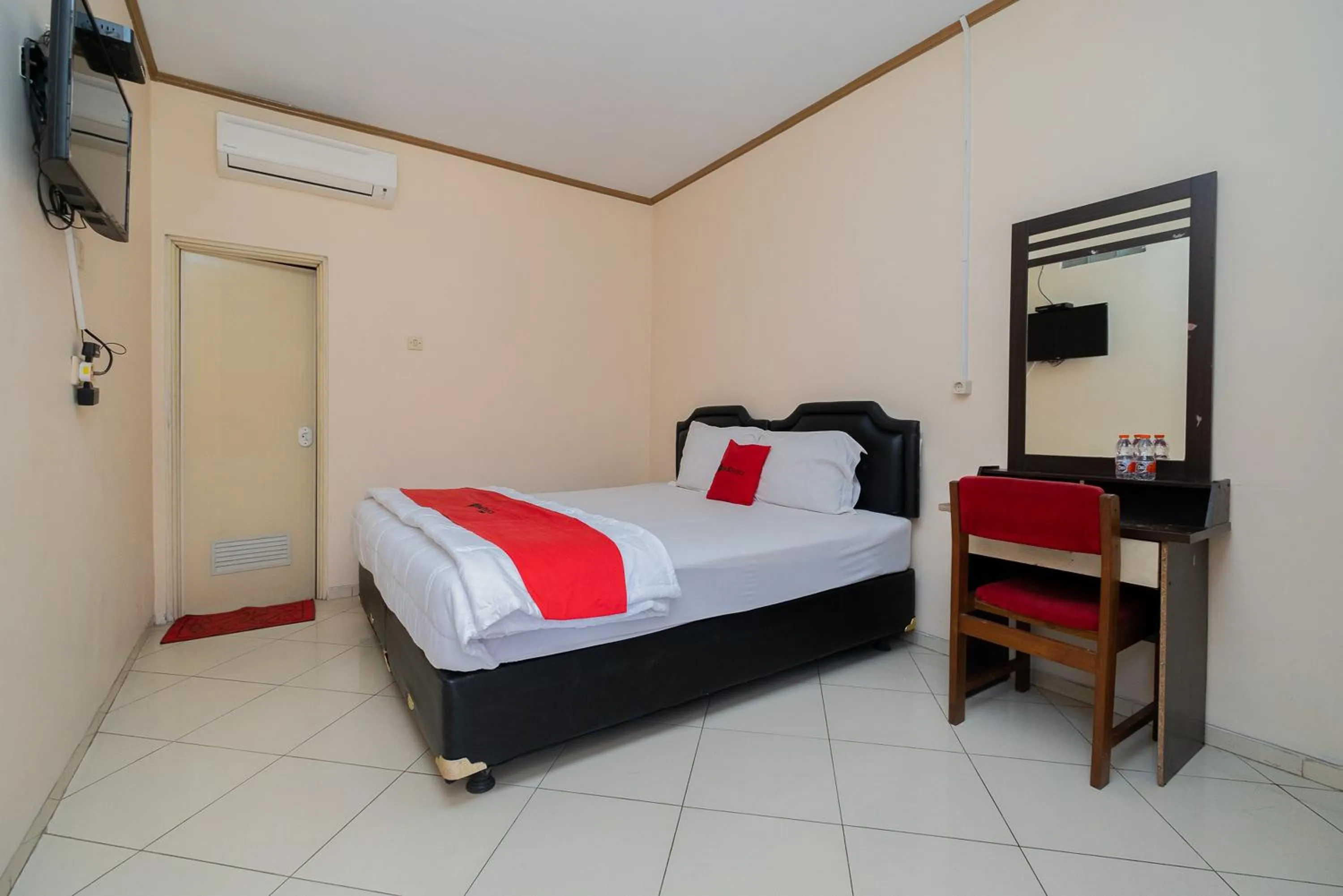 Bed in RedDoorz near Bojonegoro Train Station