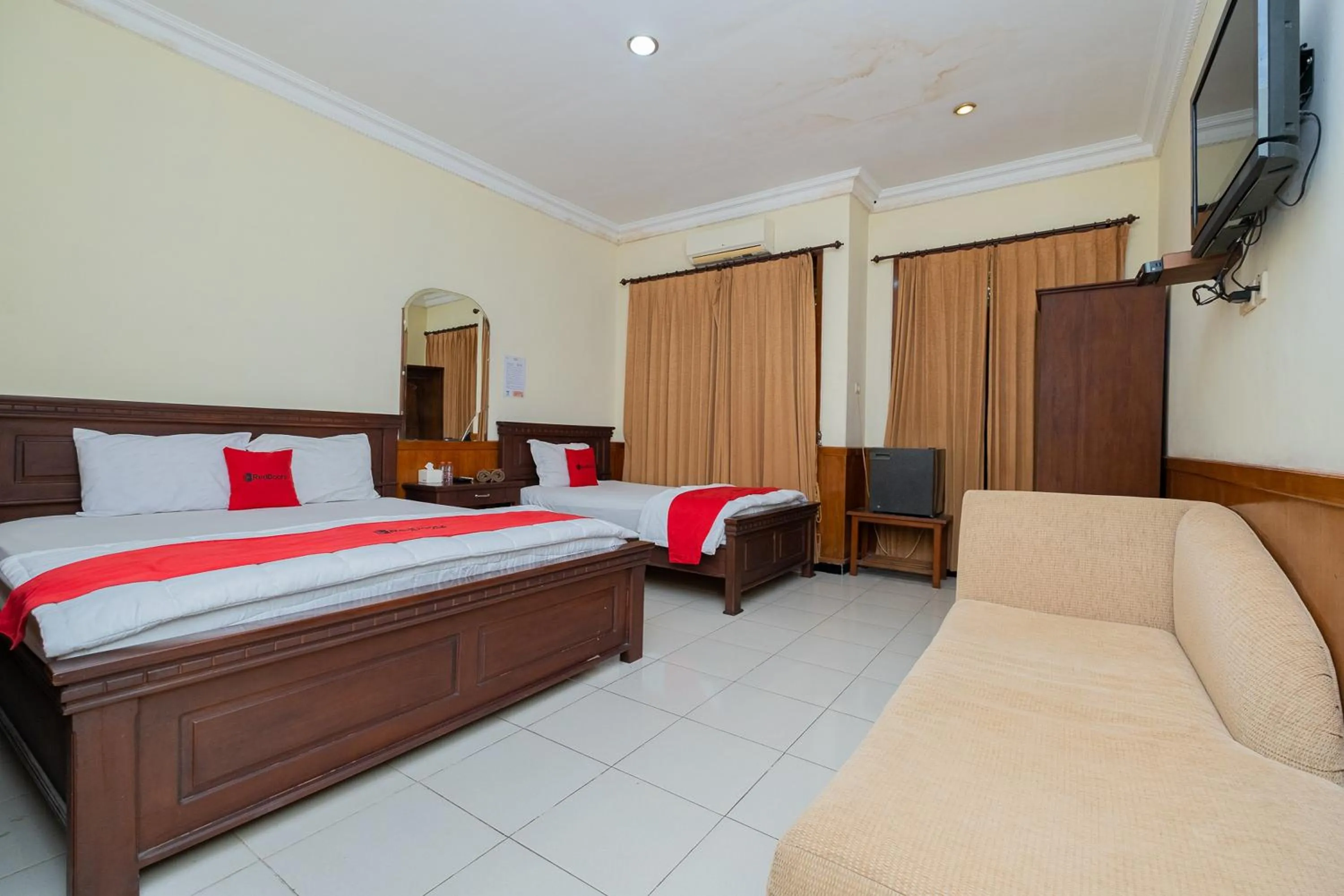 Bed in RedDoorz near Bojonegoro Train Station