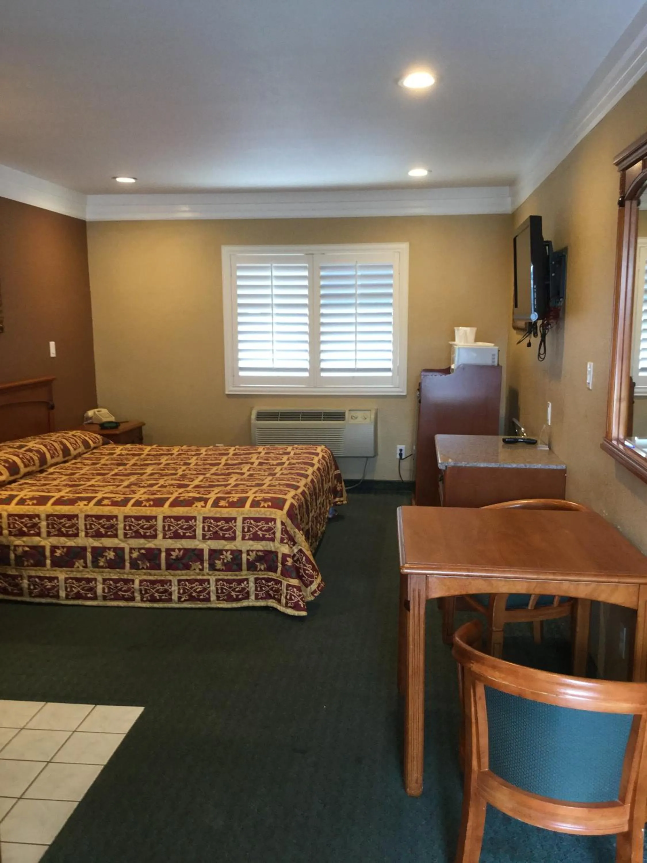 Day, Bed in Beverly Inn