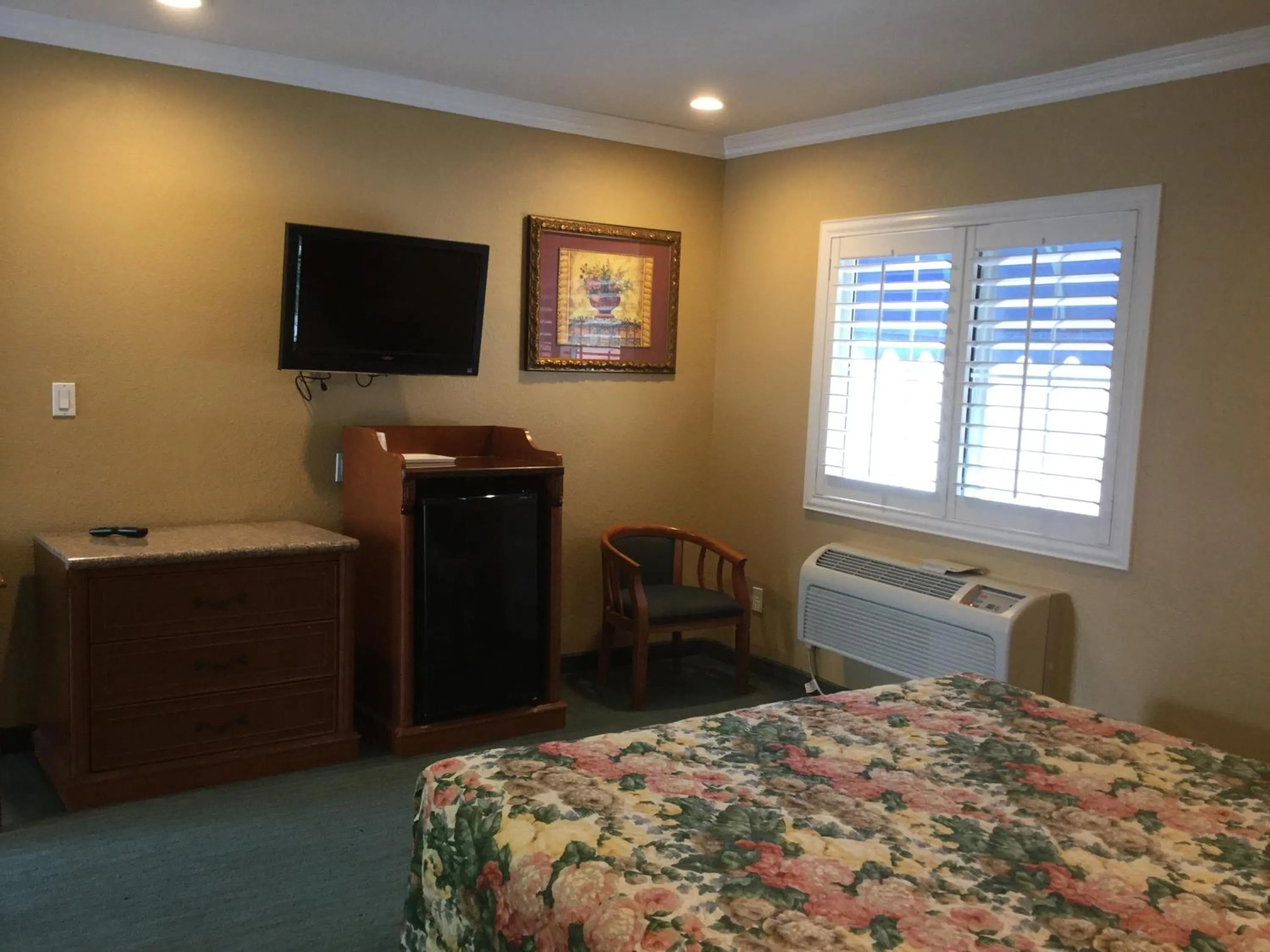 Day, Bed in Beverly Inn