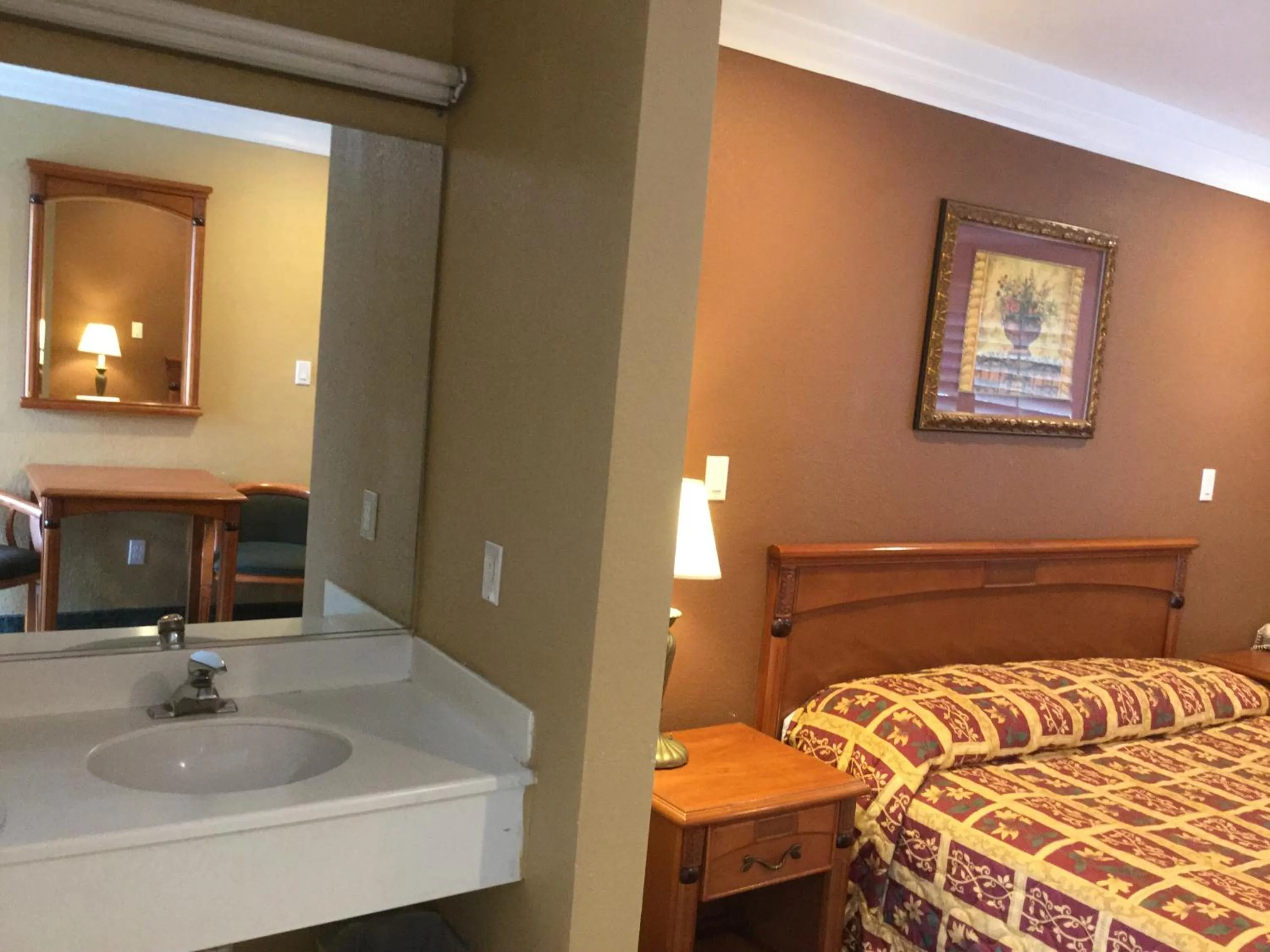 Decorative detail, Bed in Beverly Inn