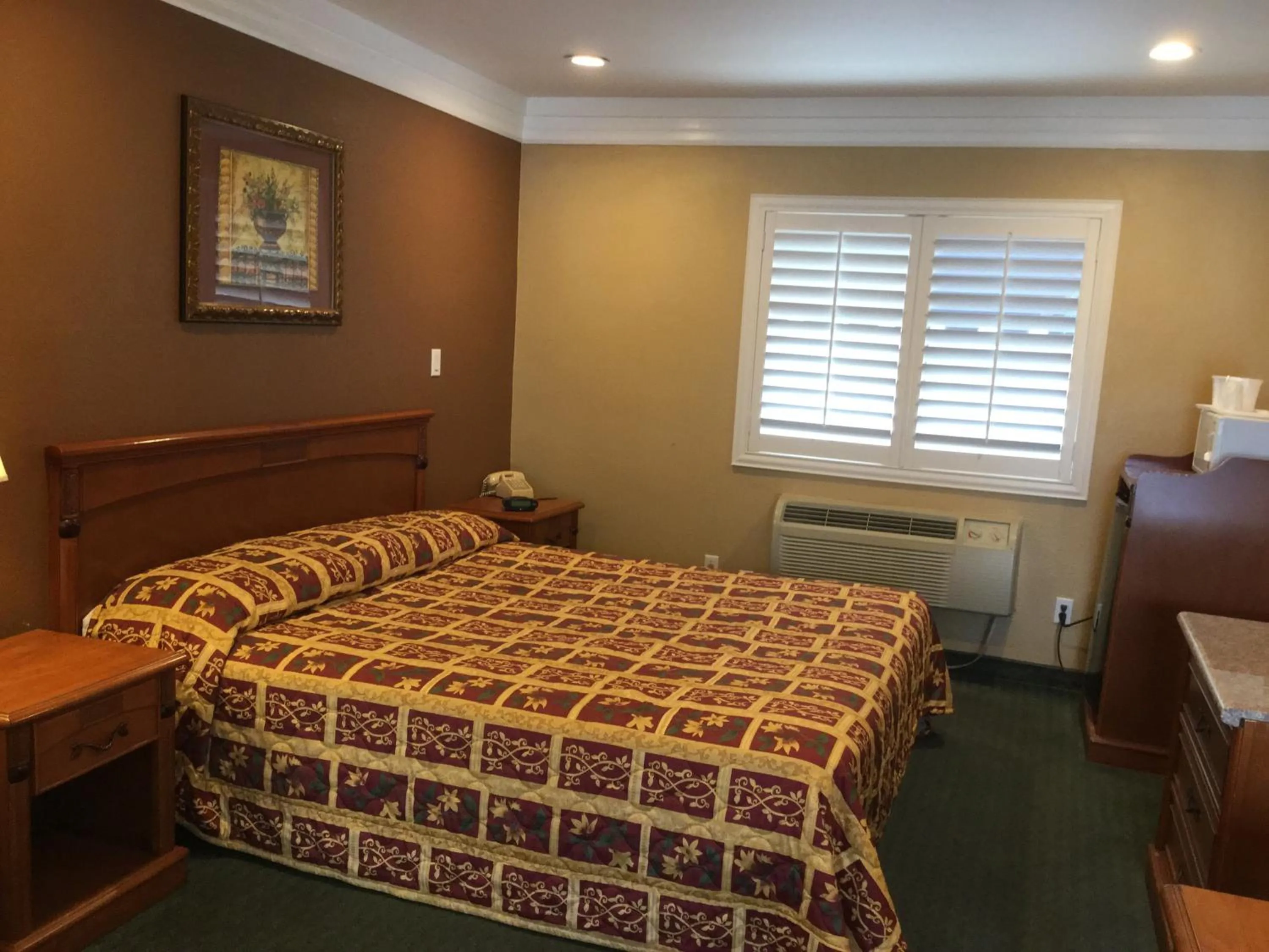 Day, Bed in Beverly Inn