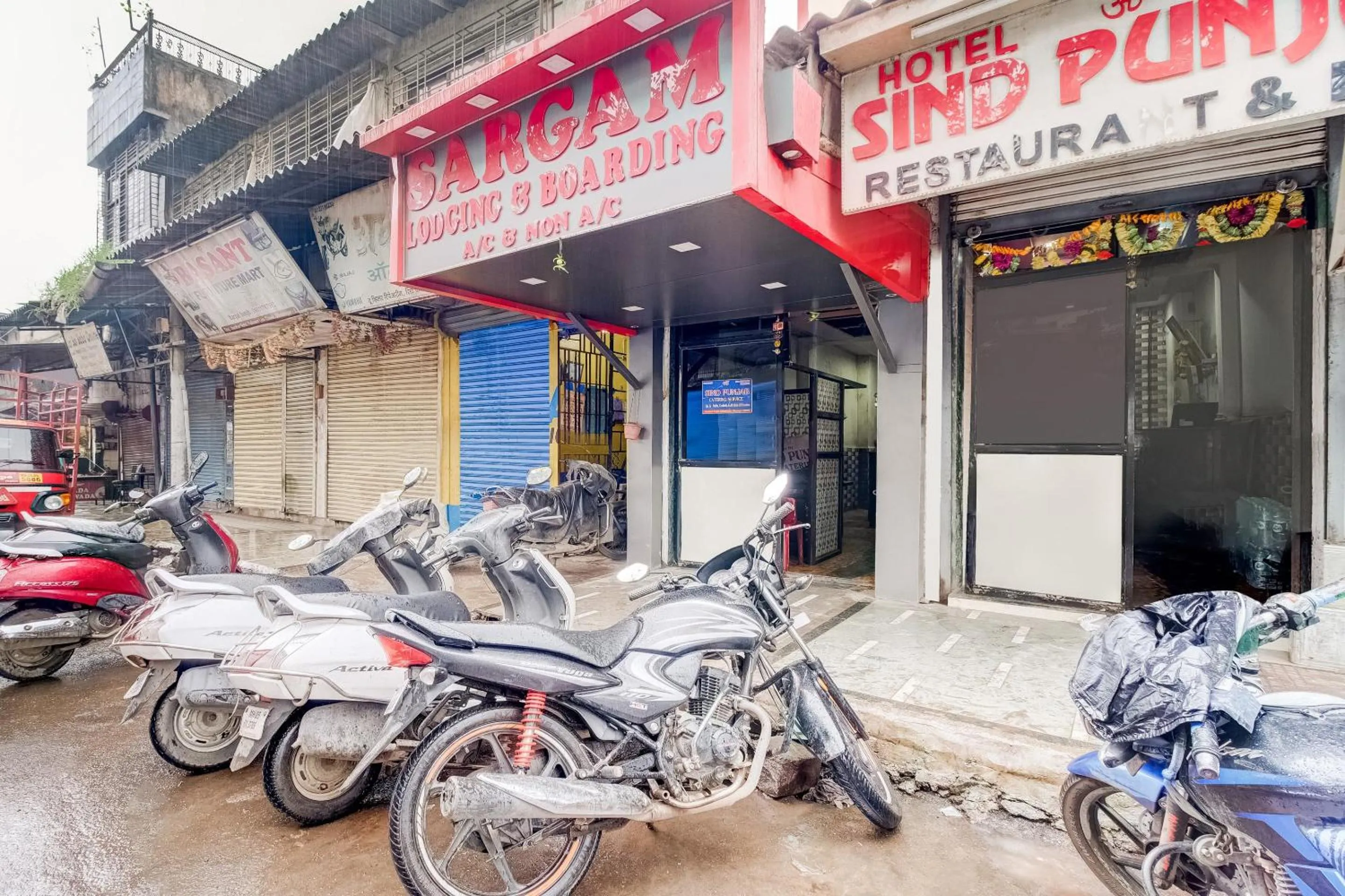 Facade/entrance in Hotel O Sargam Lodging And Boarding