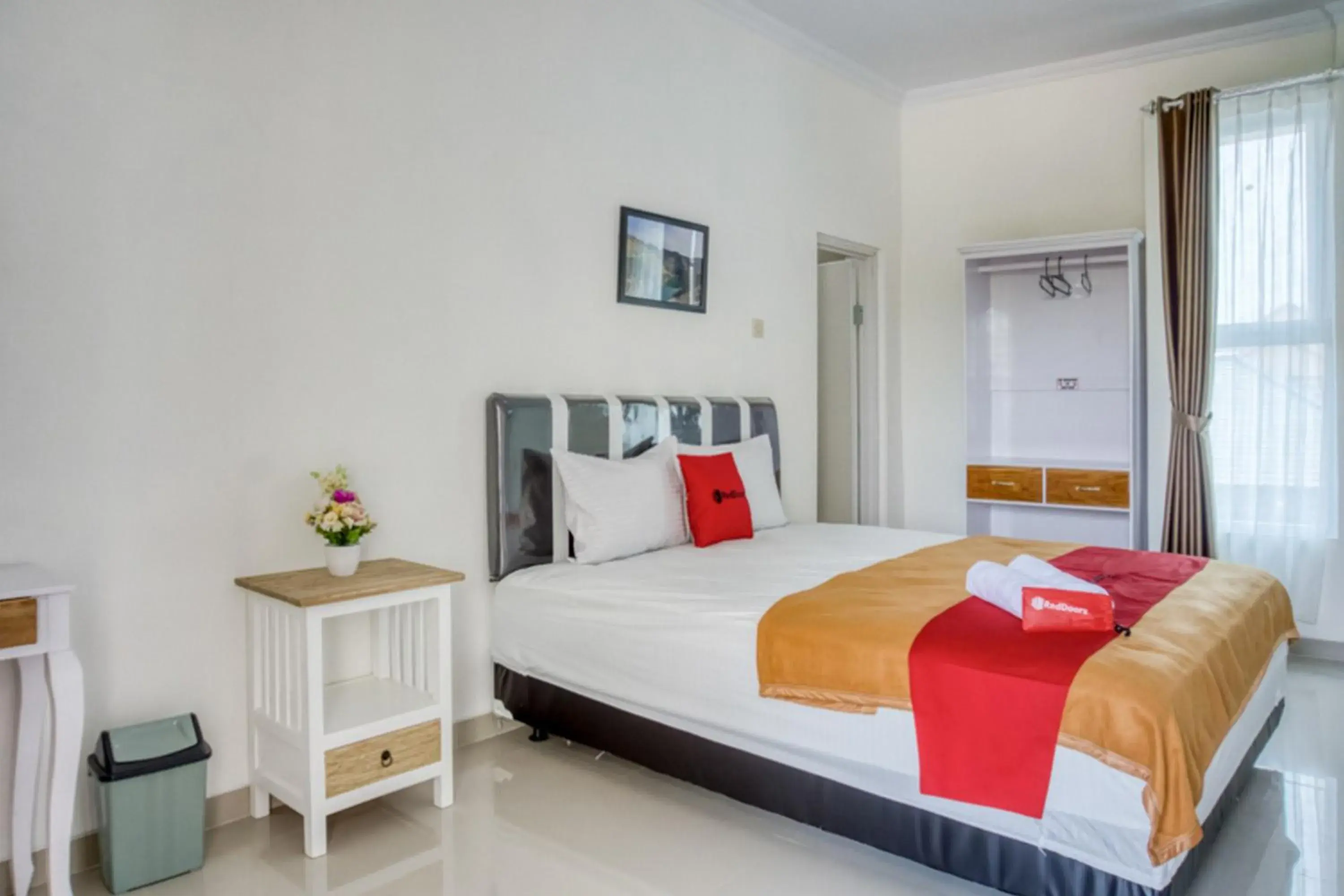 Deluxe Double Room in RedDoorz Syariah near Taman Pelangi Monjali Deluxe Double Room in RedDoorz Syariah near Taman Pelangi Monjali