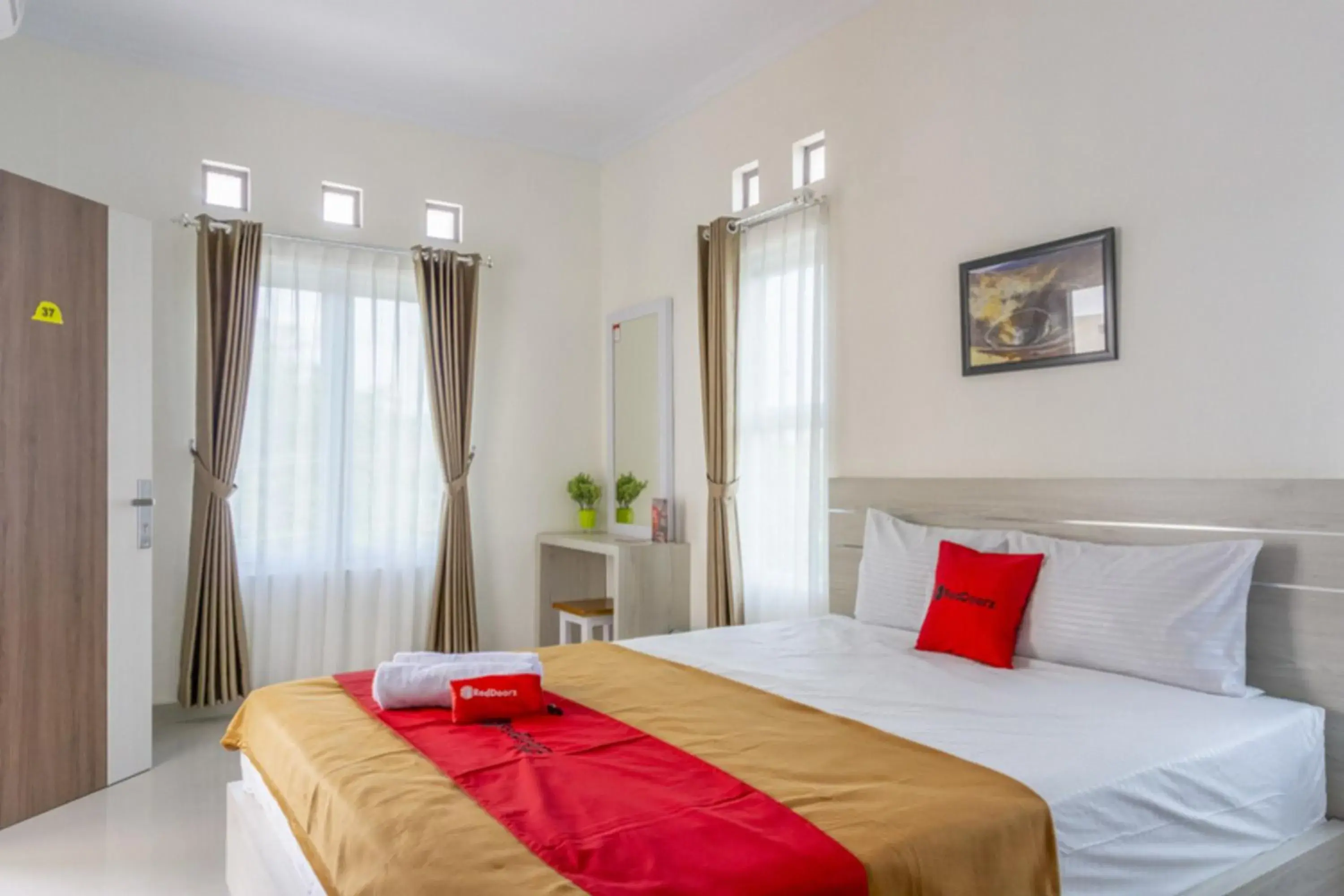 Double Room in RedDoorz Syariah near Taman Pelangi Monjali Double Room in RedDoorz Syariah near Taman Pelangi Monjali