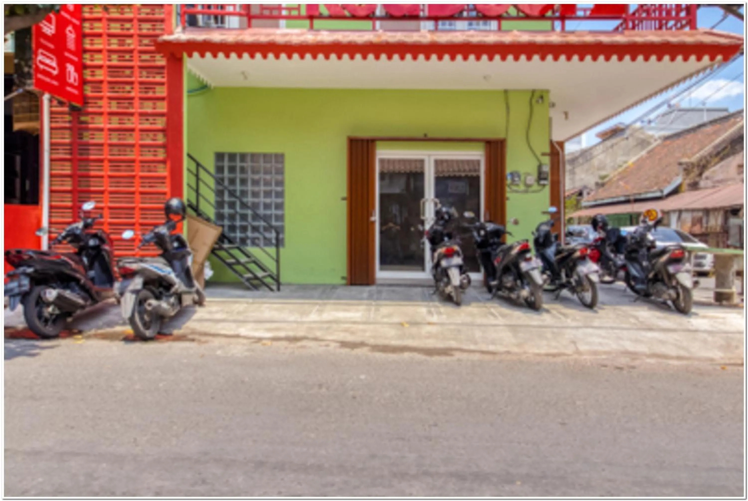 Facade/entrance in RedDoorz near Ramai Mall Malioboro