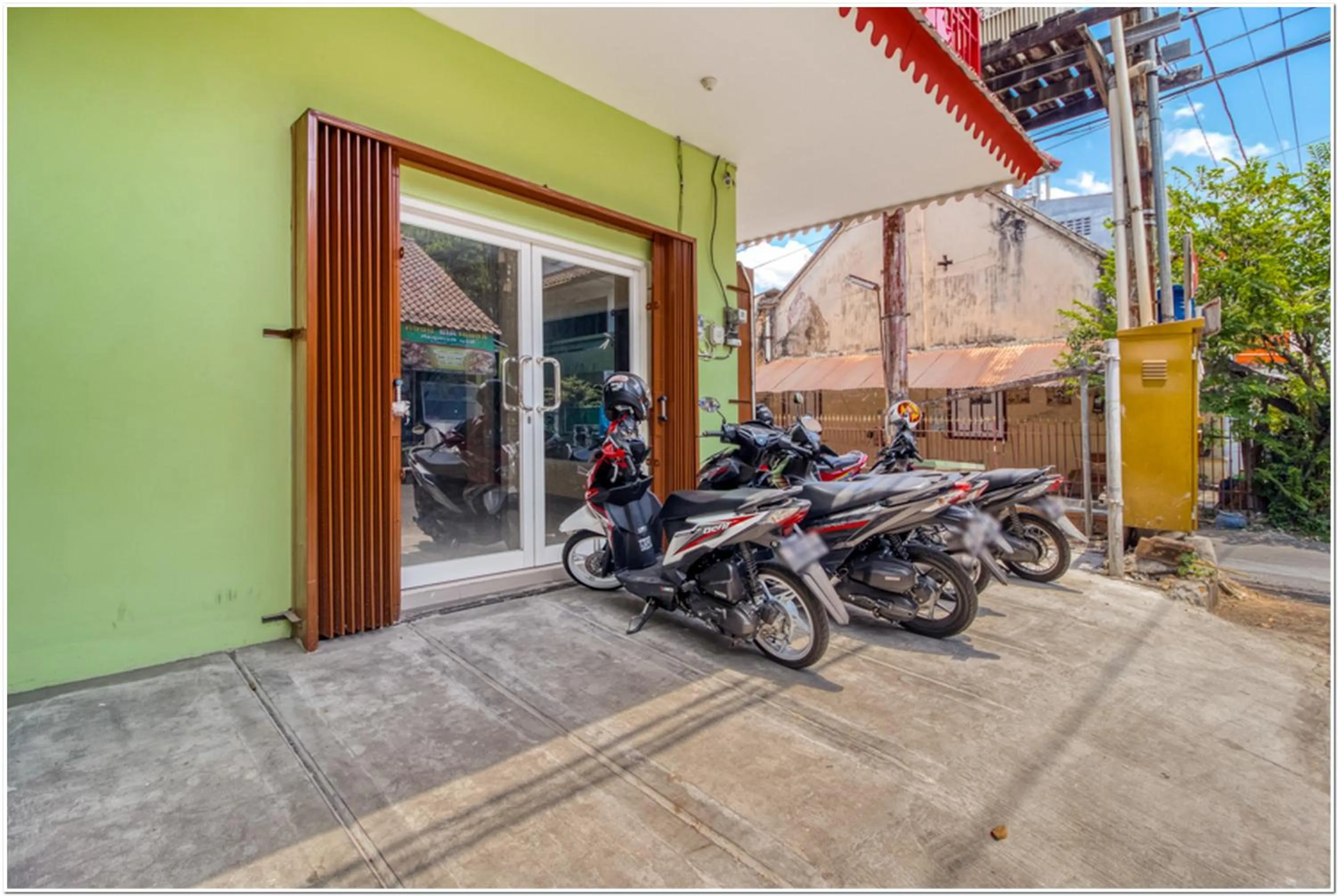 Facade/entrance in RedDoorz near Ramai Mall Malioboro