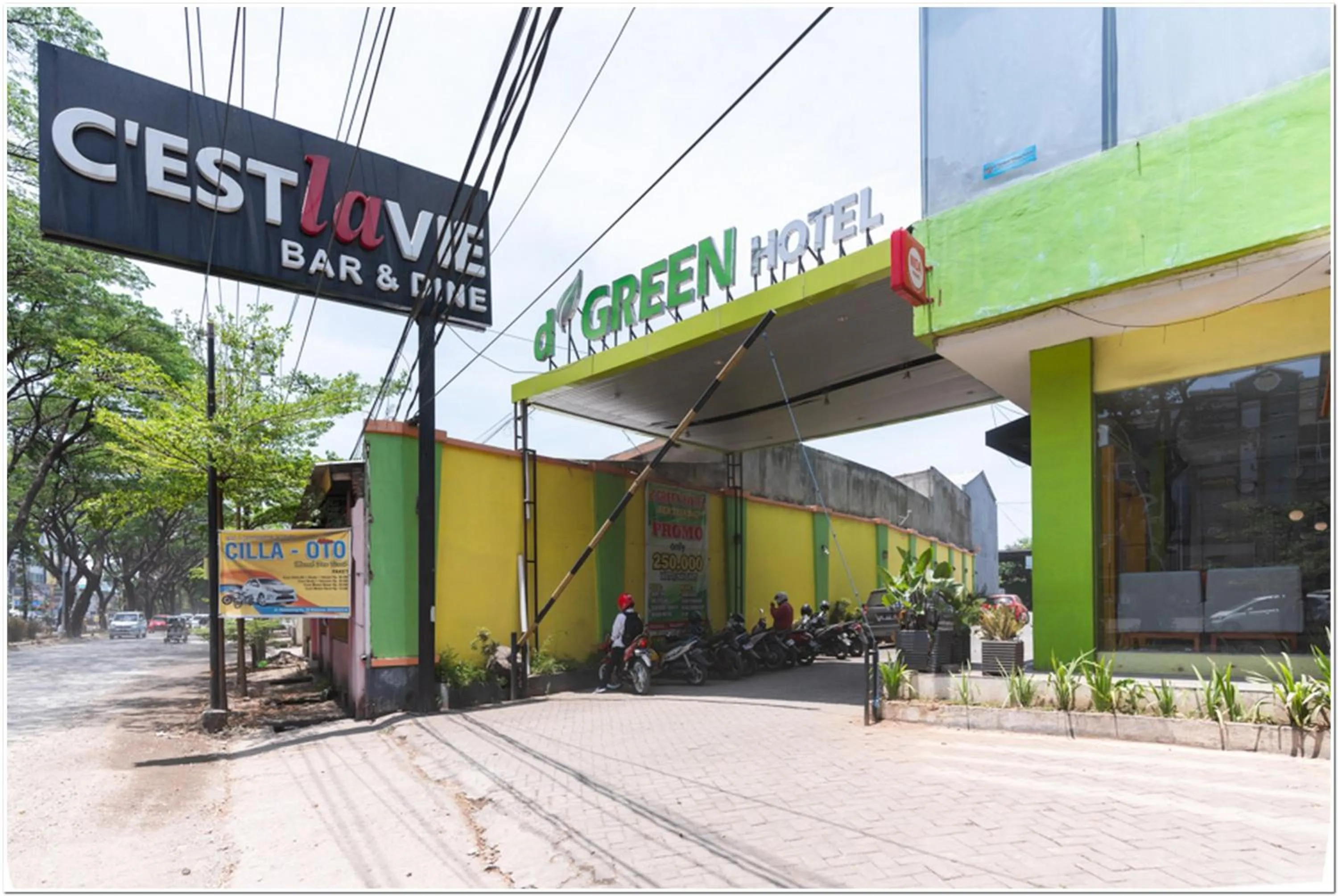 Facade/entrance in RedDoorz Plus at Hertasning Area Makassar