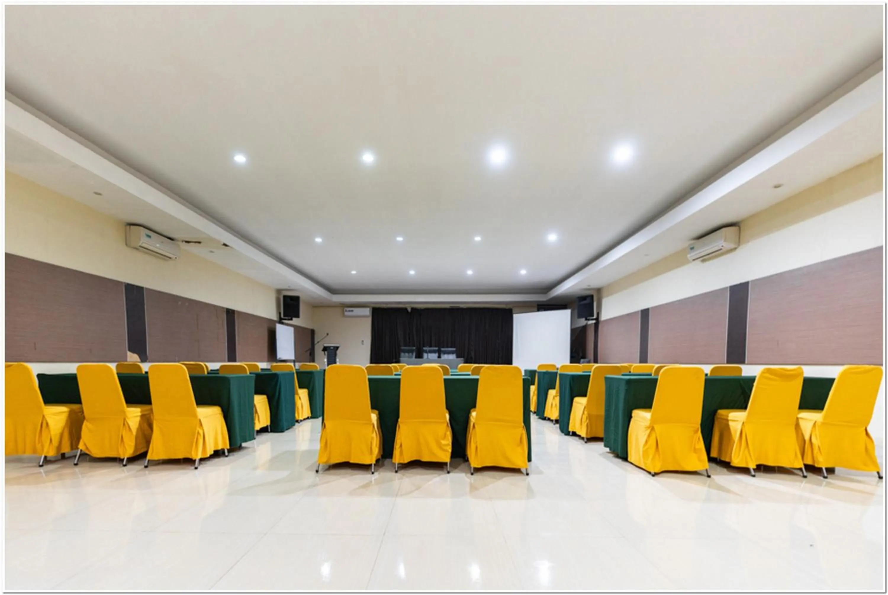 Meeting/conference room in RedDoorz Plus at Hertasning Area Makassar