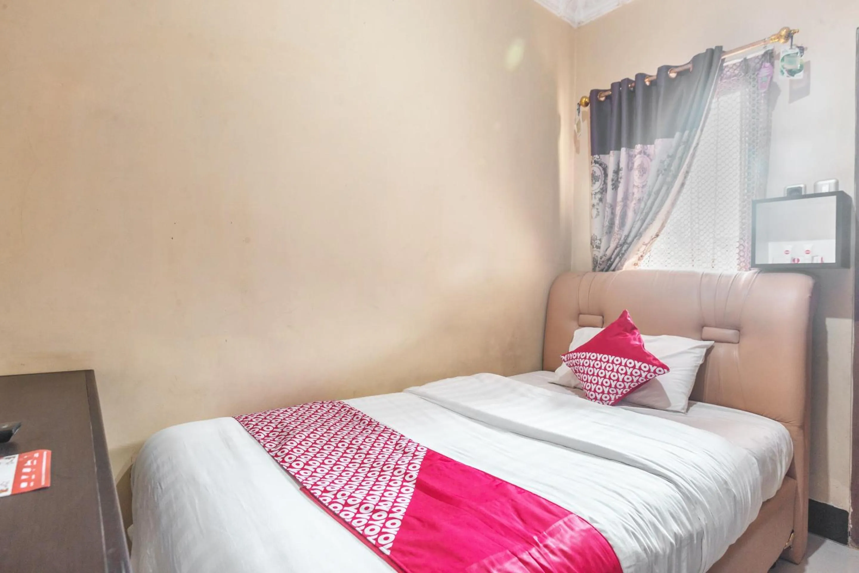 Bedroom in SUPER OYO 1640 Fallinda Hotel