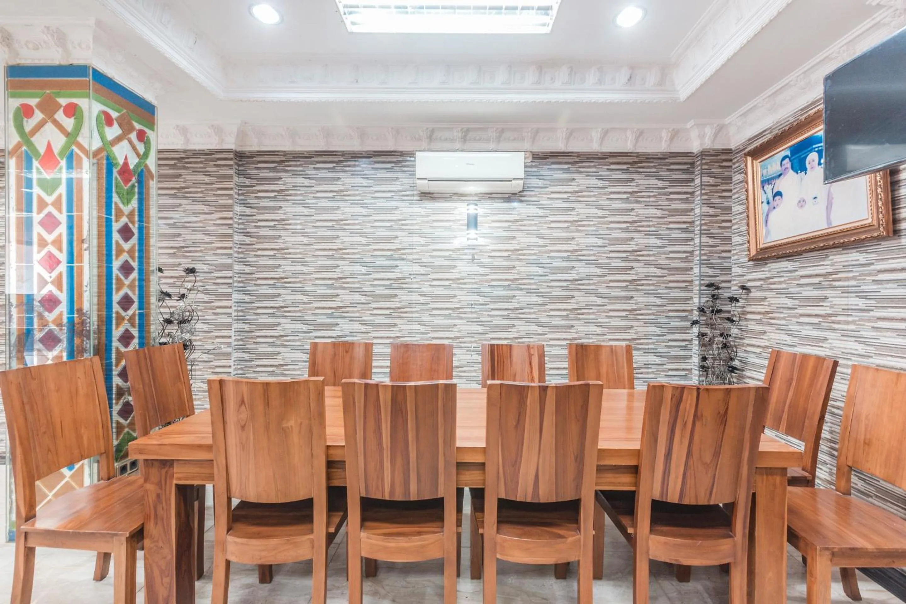 Restaurant/places to eat in SUPER OYO 1640 Fallinda Hotel