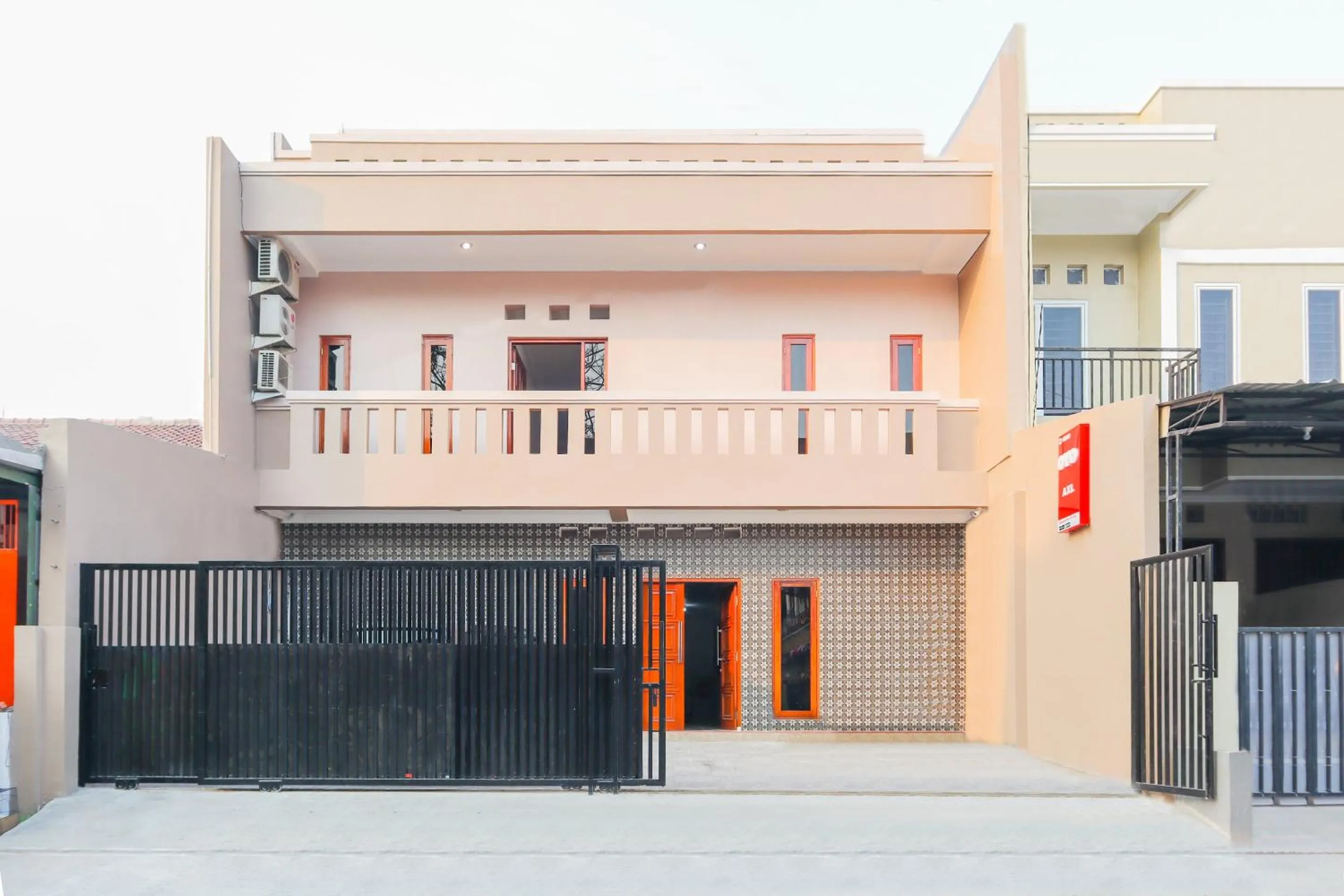Facade/entrance in Hotel O Axl Residence
