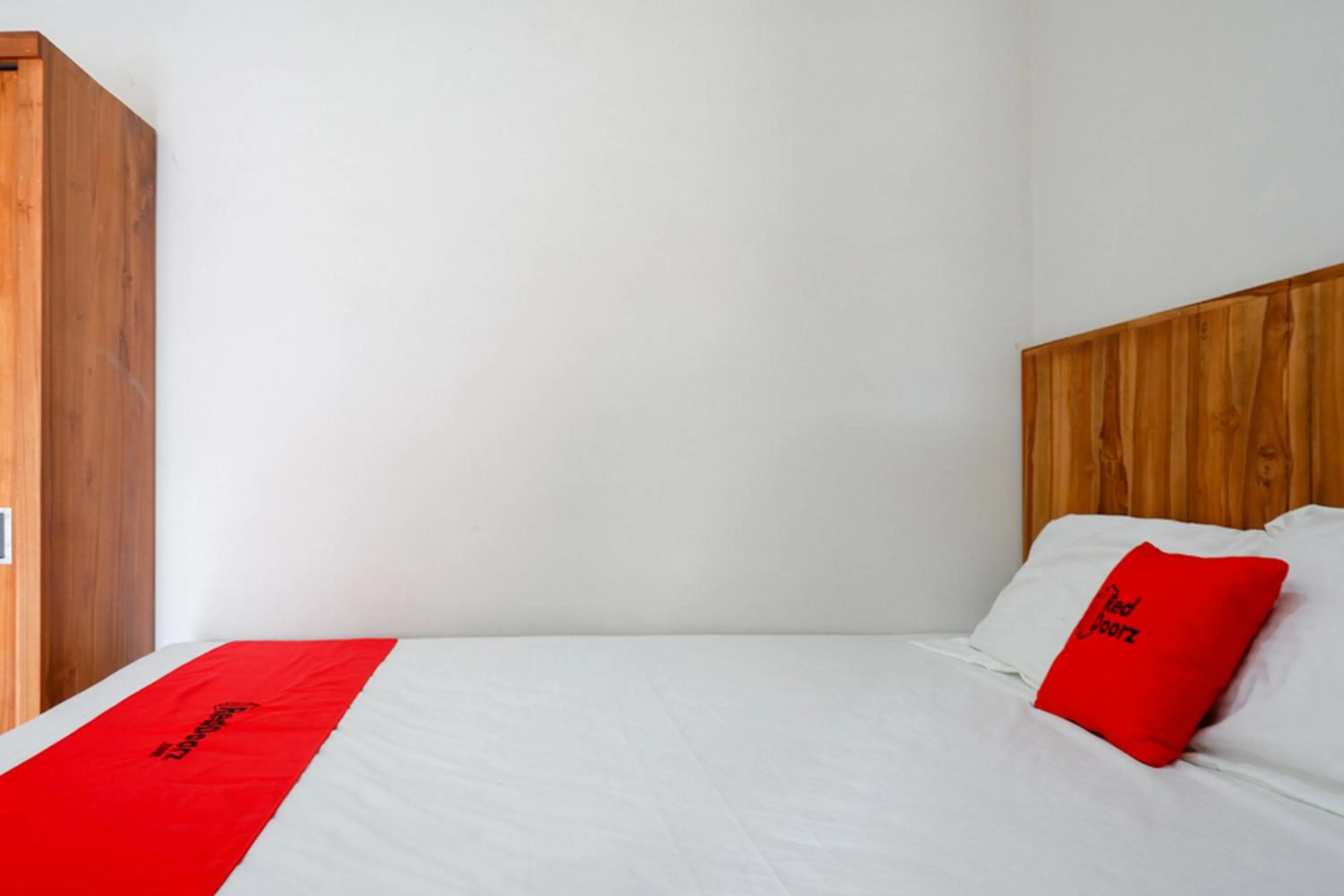 Bedroom, Bed in RedDoorz Plus Syariah near Stasiun Tegal 2