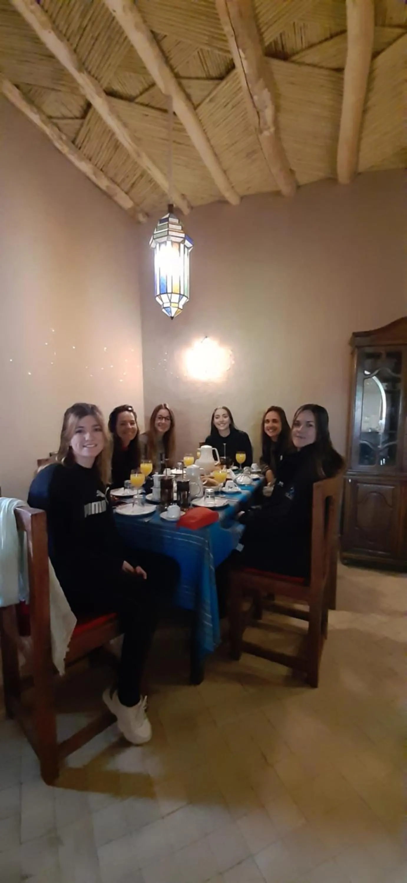 Restaurant/places to eat in Riad Caravasar