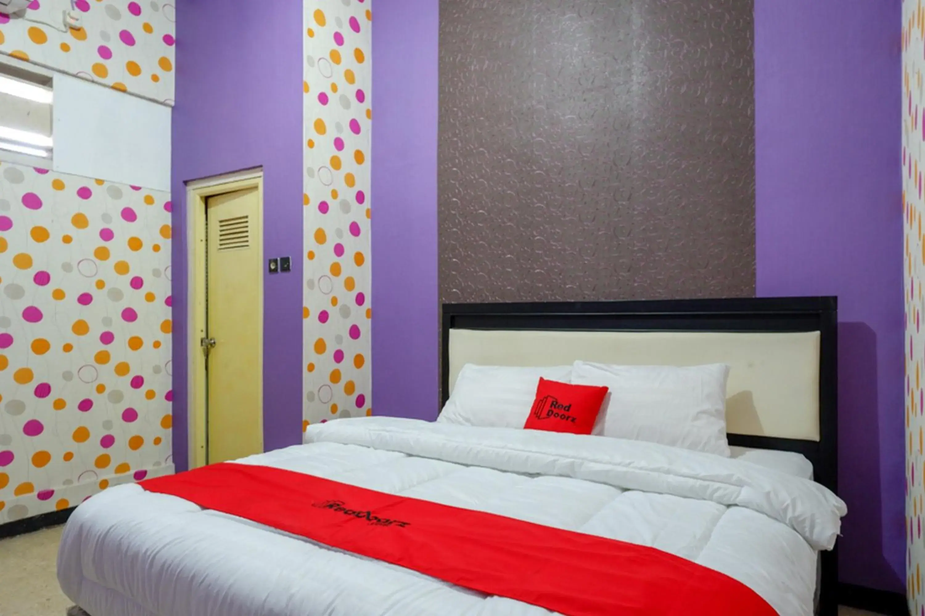 Deluxe Double Room in RedDoorz near Stasiun Kebumen Deluxe Double Room in RedDoorz near Stasiun Kebumen